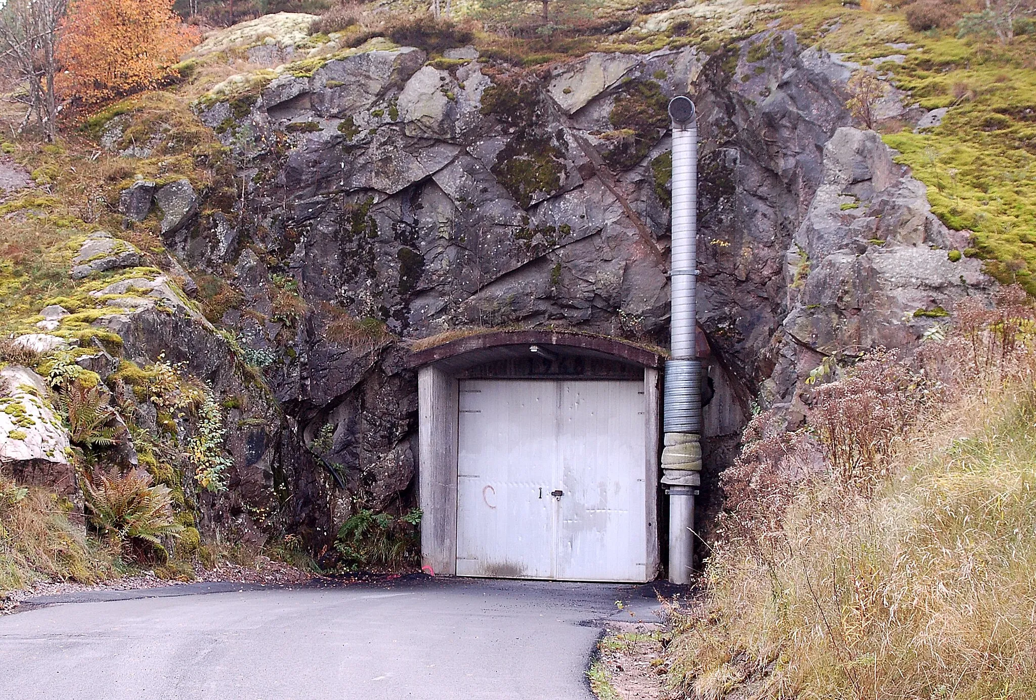 Photo showing: Entre till Norstands bergrum, beläget under Norstands vattentorn i Svinbäcksberget.