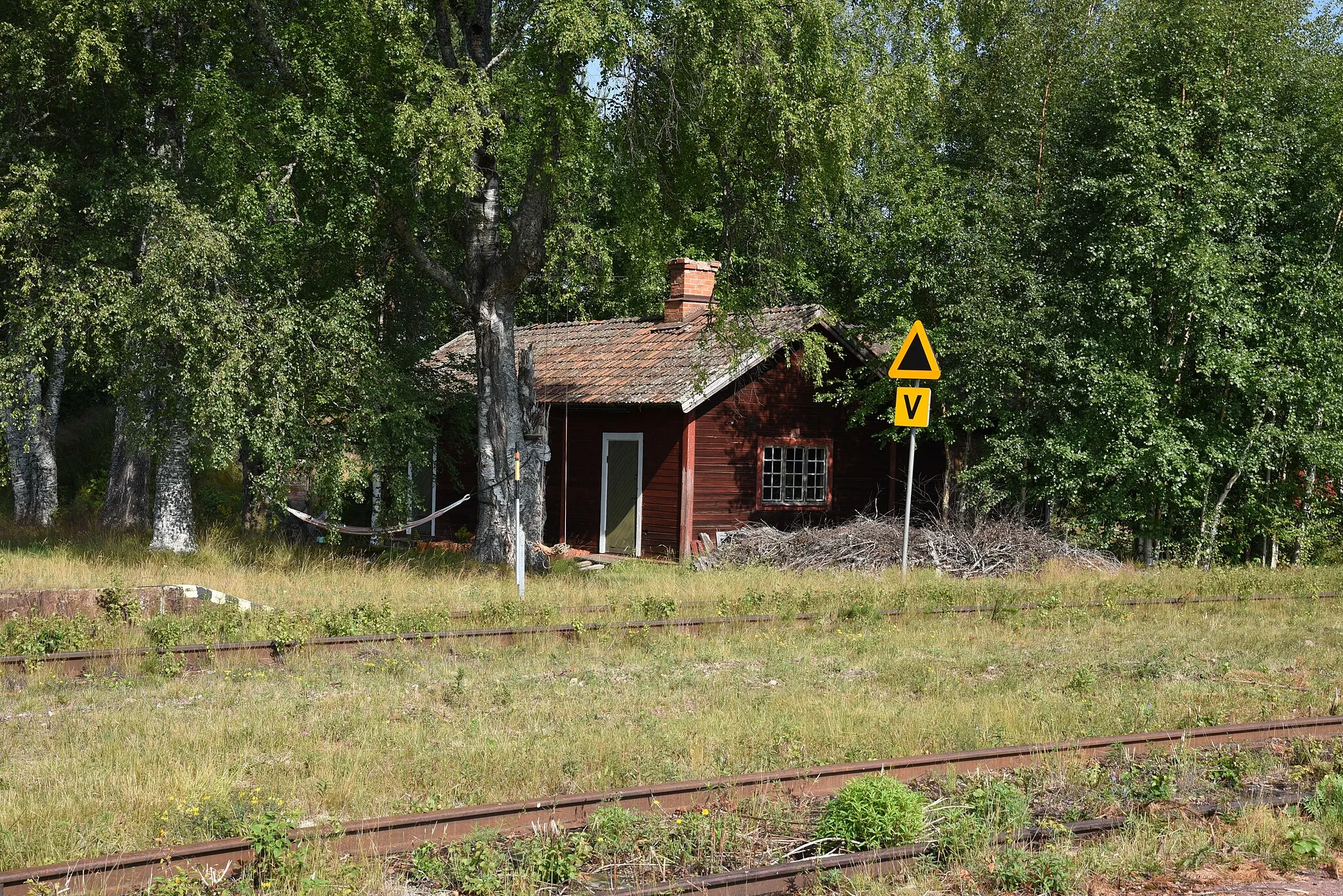 Photo showing: Stationen i byn Tallhed i Orsa kommun, längs Inlandsbanan.