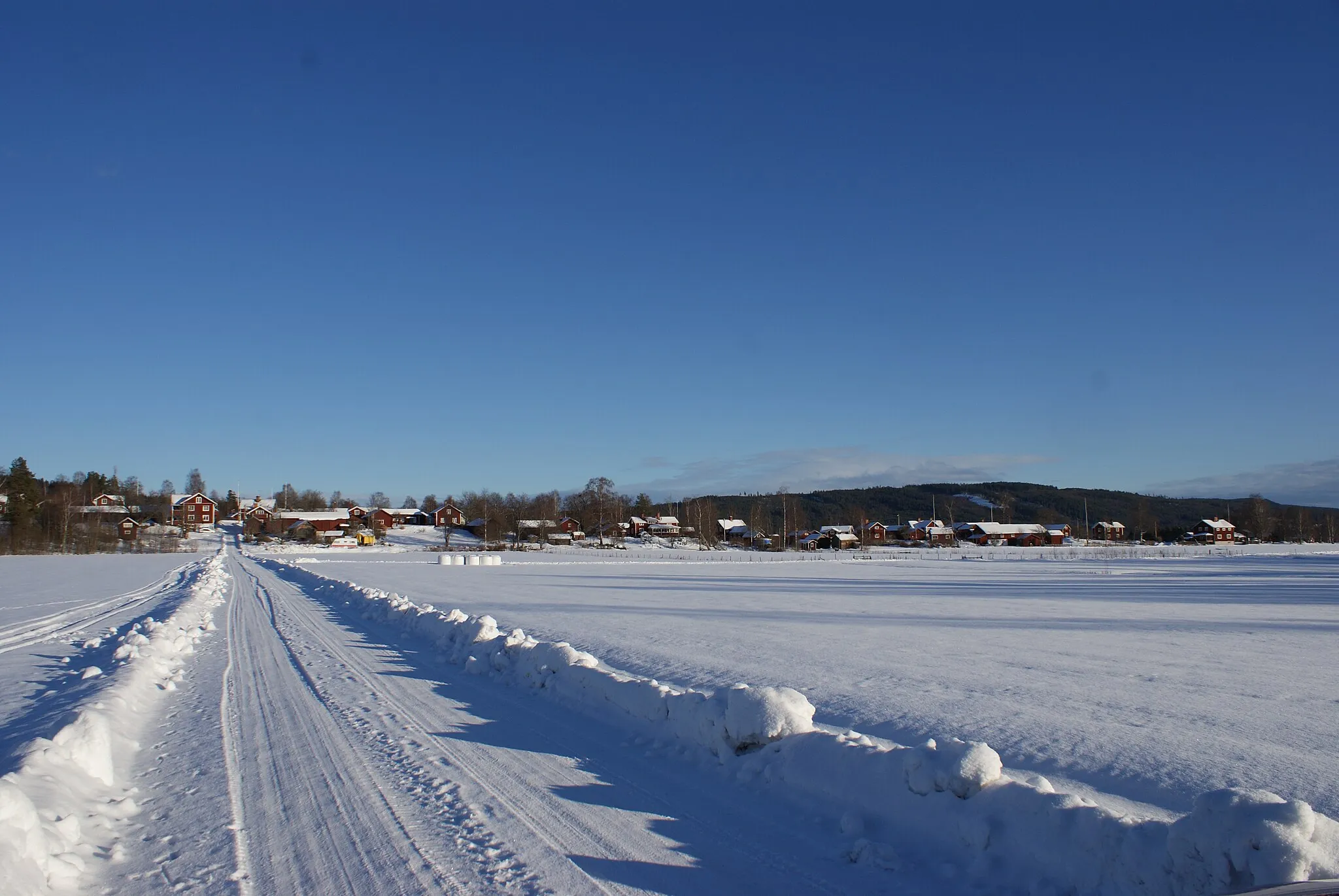 Photo showing: Västra Rönnäs sett från Kyrkvägen västerifrån.