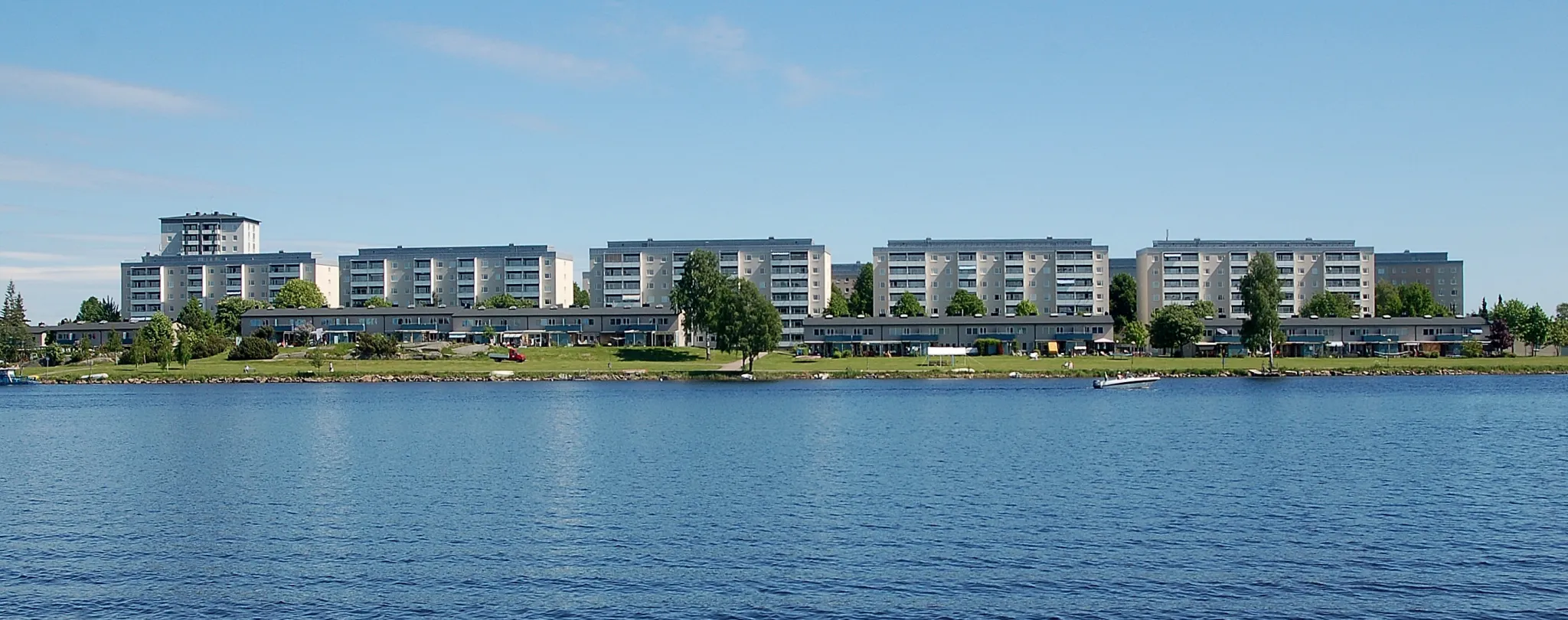 Photo showing: Stadsdelen Orrholmen, Karlstad. Höga husen byggda 1966-70, arkitekt Wästlunds Arkitektbyrå, ansvarig arkitekt Janne Feldt. Låga husen byggda 1968, arkitekt Skanark AB genom Stig Almqvist