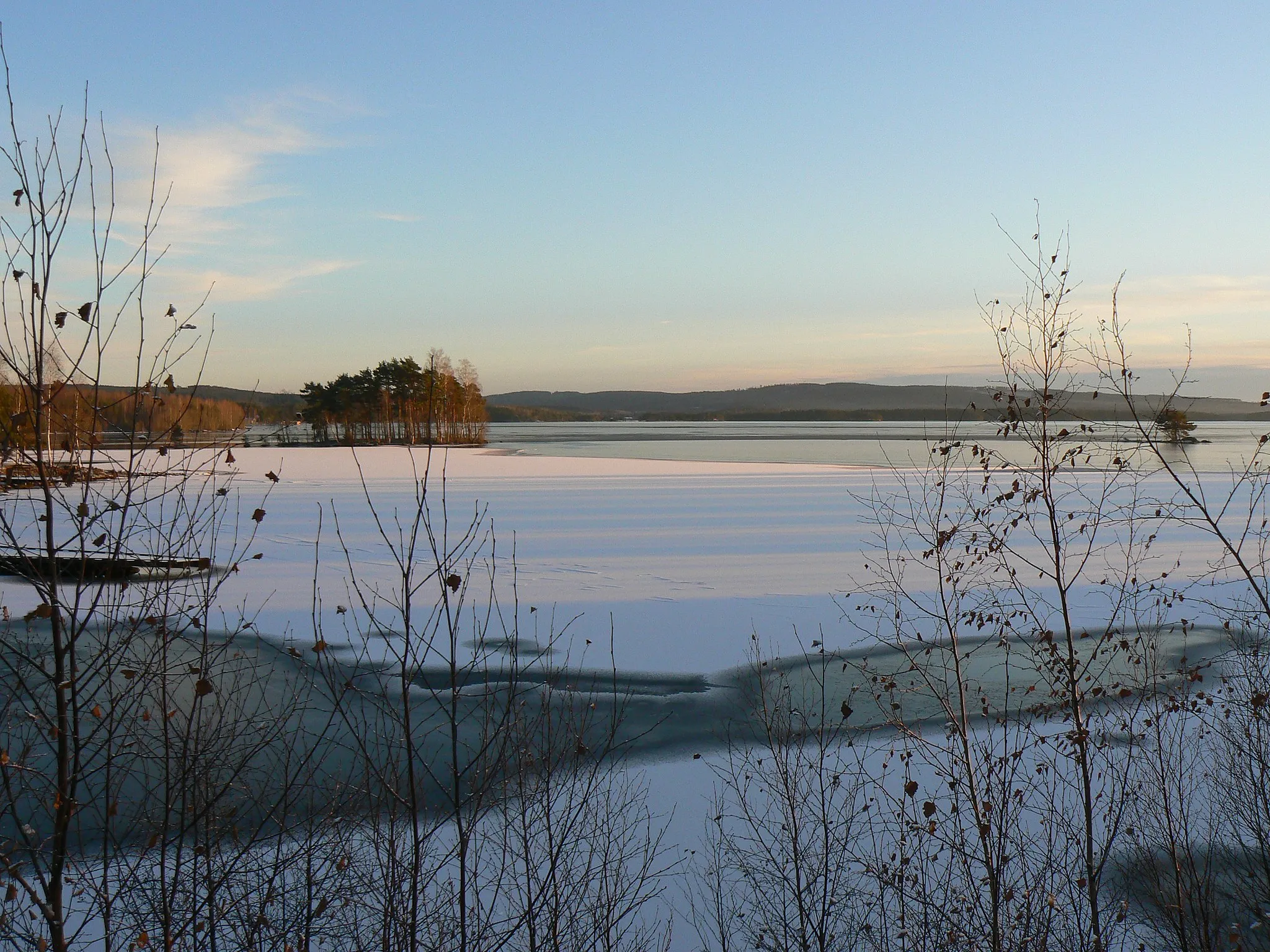 Photo showing: Lake Runn in Dalarna, Sweden. View from Roxnäs in Falun. Photo by Skvattram 2007-01-06.