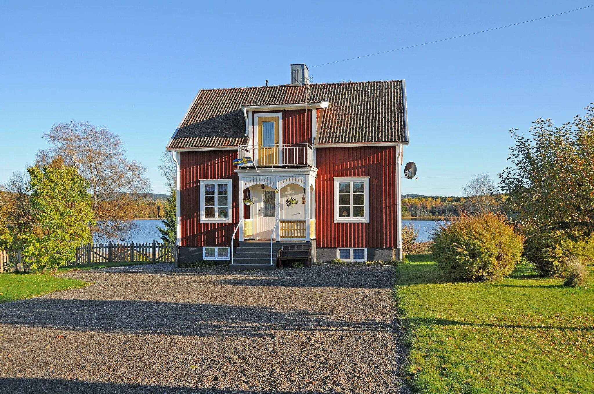 Photo showing: A very nice house close to the lake of Hjlsjön.