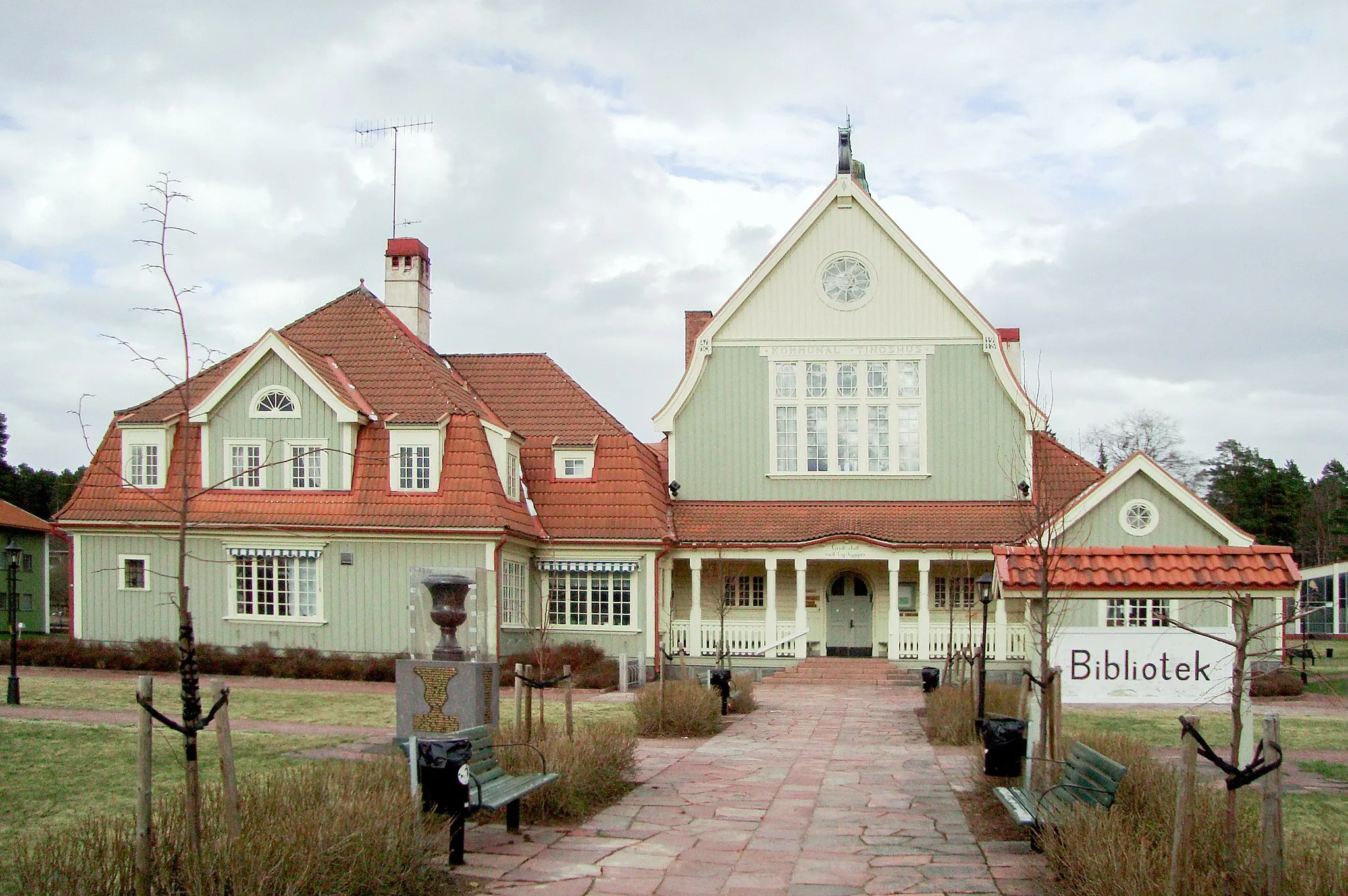 Photo showing: Former courthouse and municipality office, now library. Älvdalen, Dalarna County, Sweden