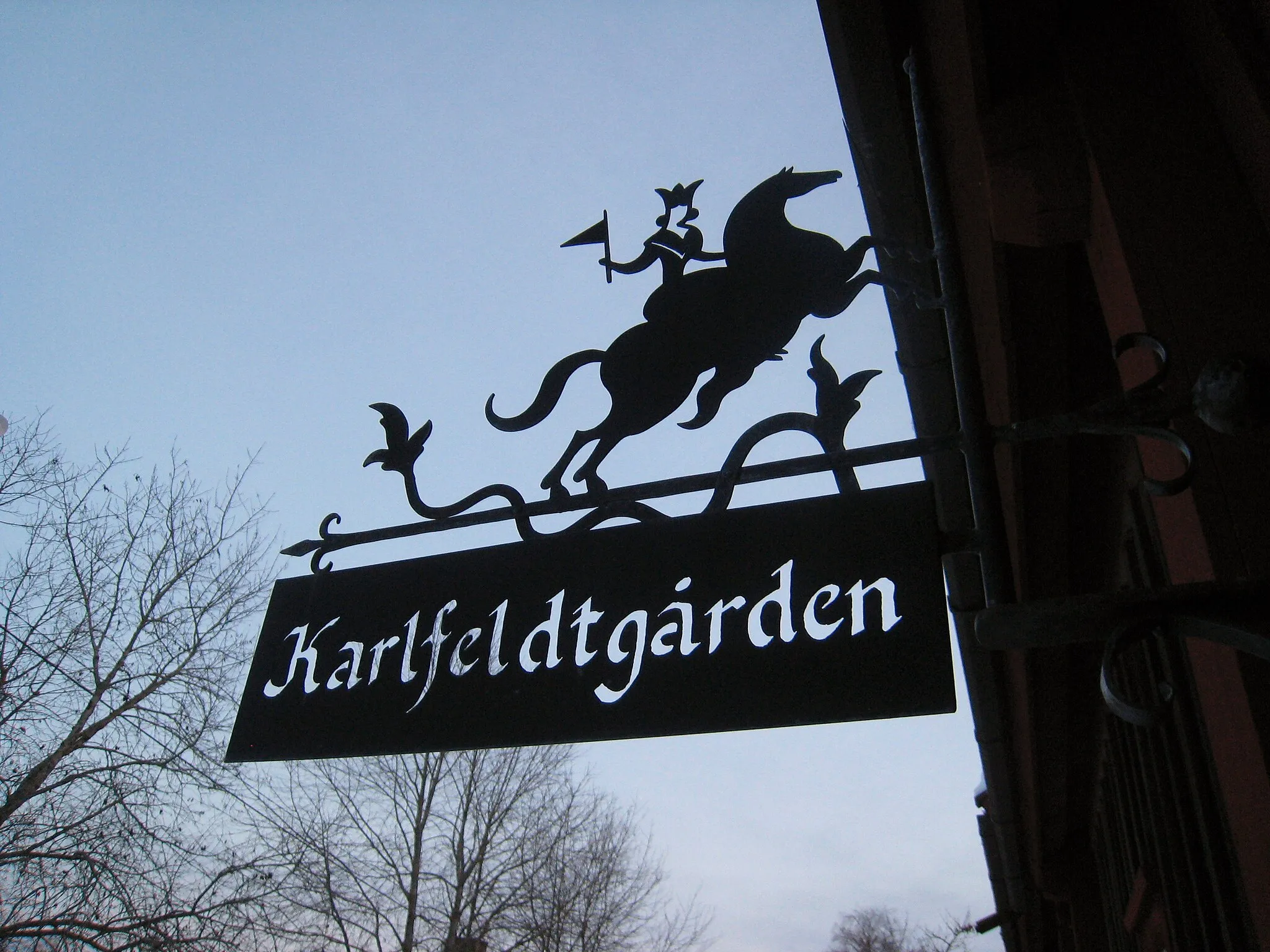 Photo showing: Sign at Sångs, Karlfeldtgården, village Sjugare, Dalarna, Sweden