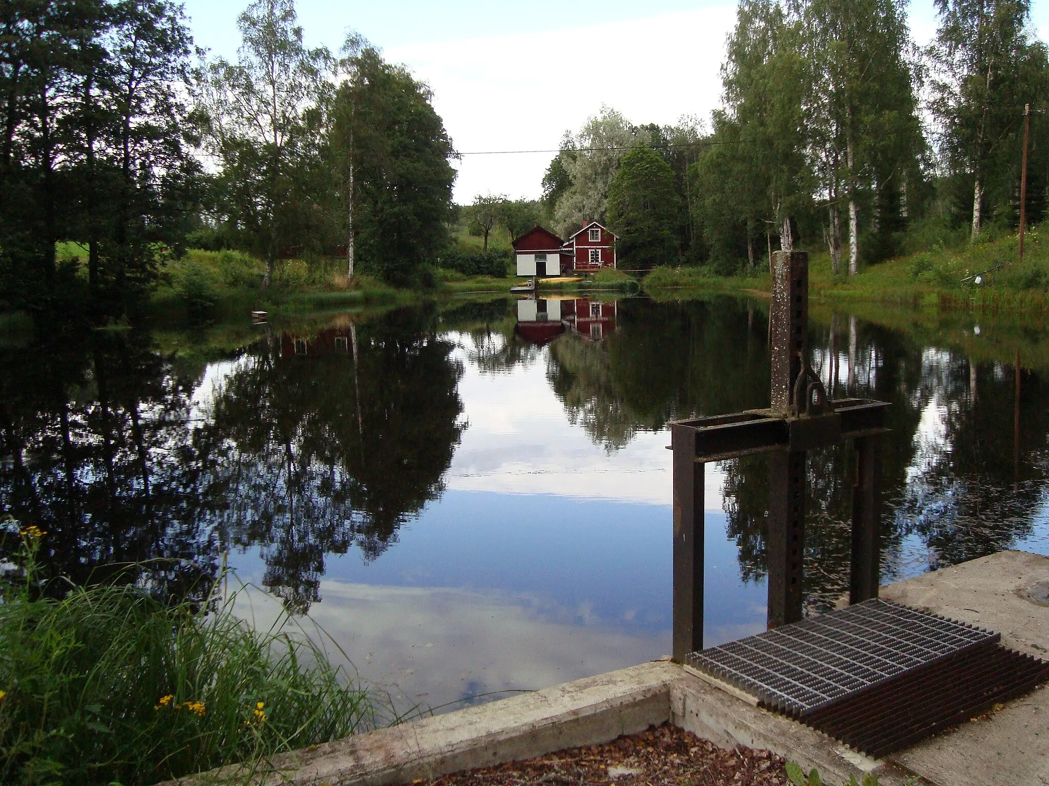 Photo showing: The dam to the old hydroelectric powerplant of Olshyttan (in use 1913–1937), Hedemora municipality, Sweden.