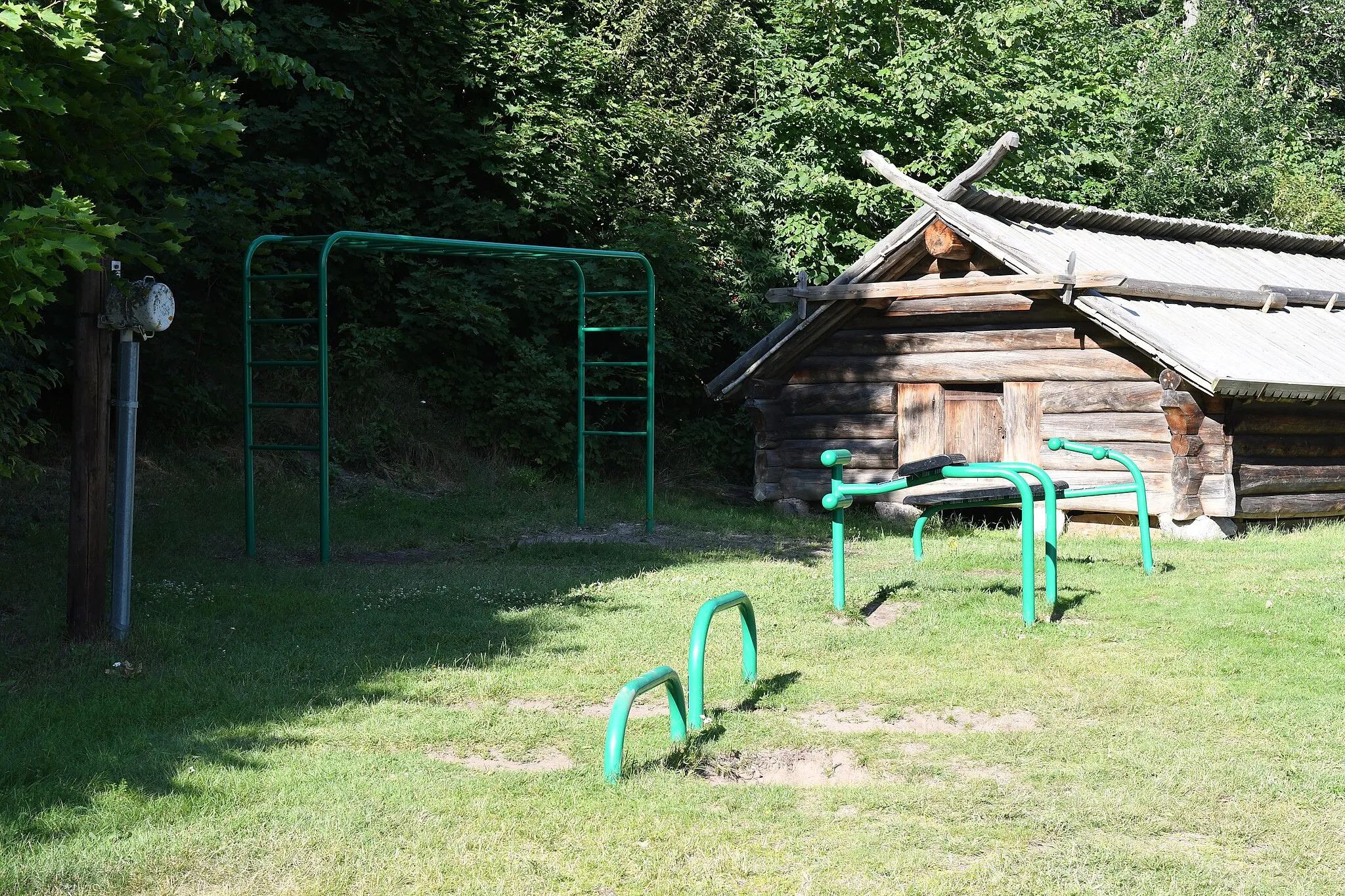 Photo showing: Utegymmet vid strandpromenaden Solvändan, Leksand.