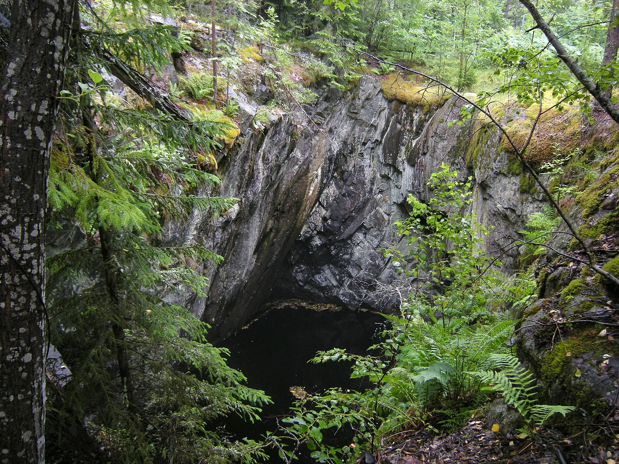 Photo showing: Ventilationshål vid Lekombergs gruva, Ludvika.