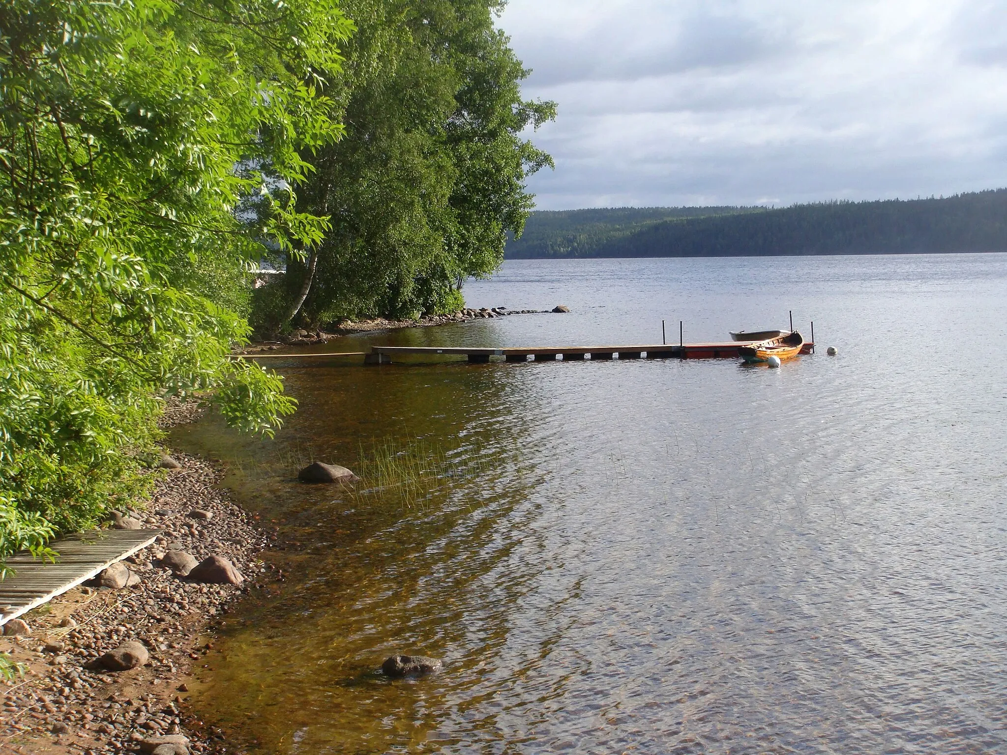 Photo showing: Brygga vid Hannäs västra strand vid Nedre Fryken i Kils kommun.