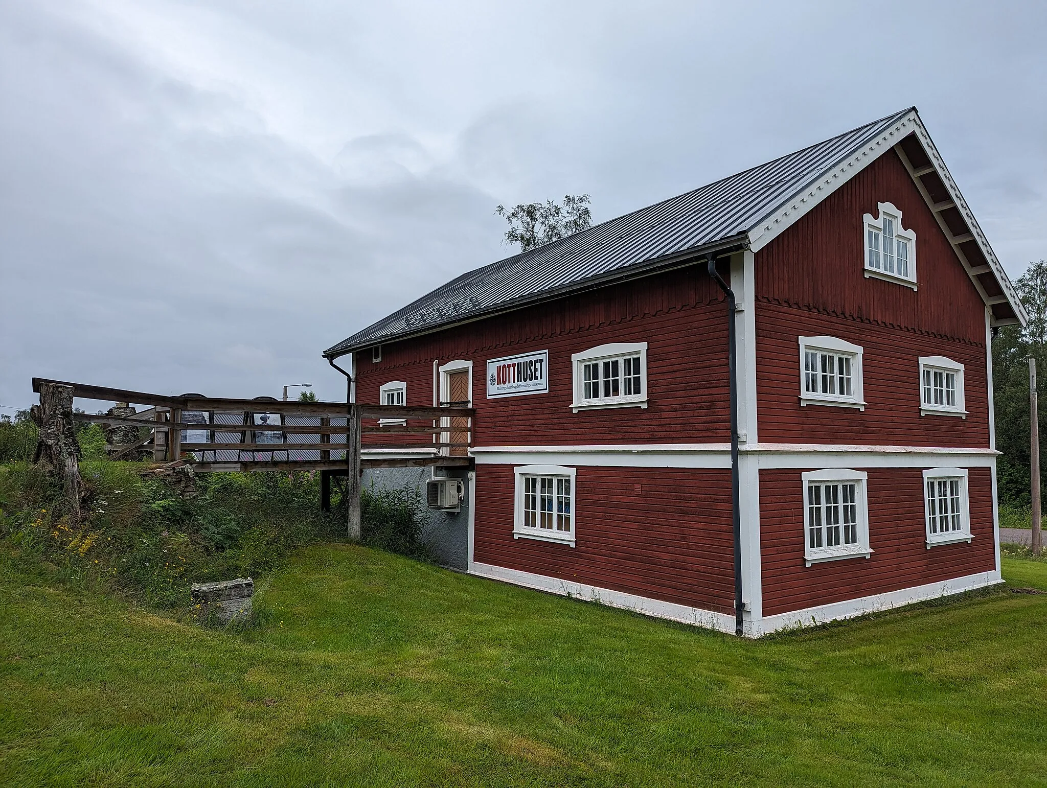 Photo showing: Malungs hembygdsgård i Malung den 18 juli 2023.

This file was made possible through Svenska dansbandsveckan 2023, a community driven project funded by Wikimedia Sverige.