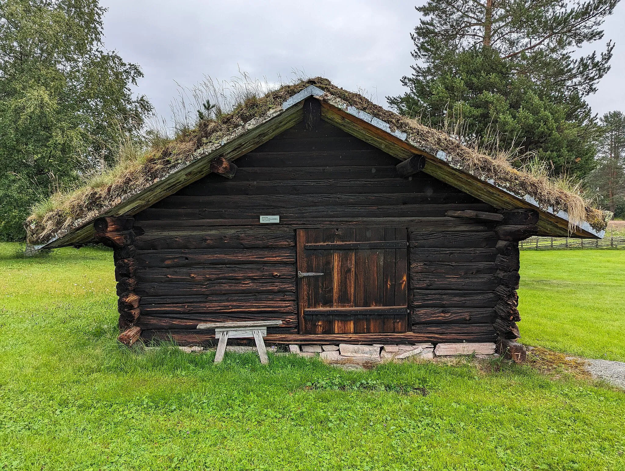 Photo showing: Malungs hembygdsgård i Malung den 18 juli 2023.

This file was made possible through Svenska dansbandsveckan 2023, a community driven project funded by Wikimedia Sverige.