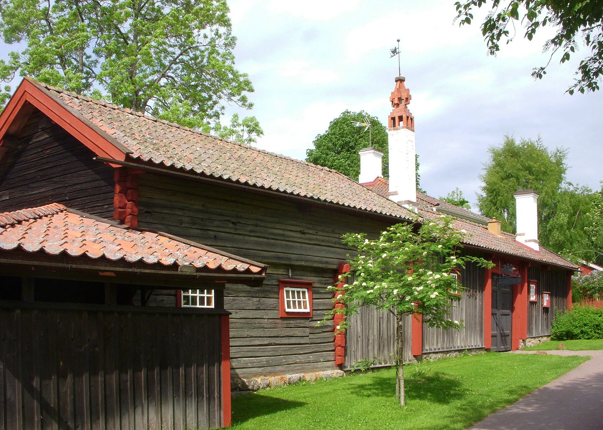 Photo showing: Karlfeldtsgården Sångs i Sjuagre, byggnaderna mot byvägen (vävstuga och stall)