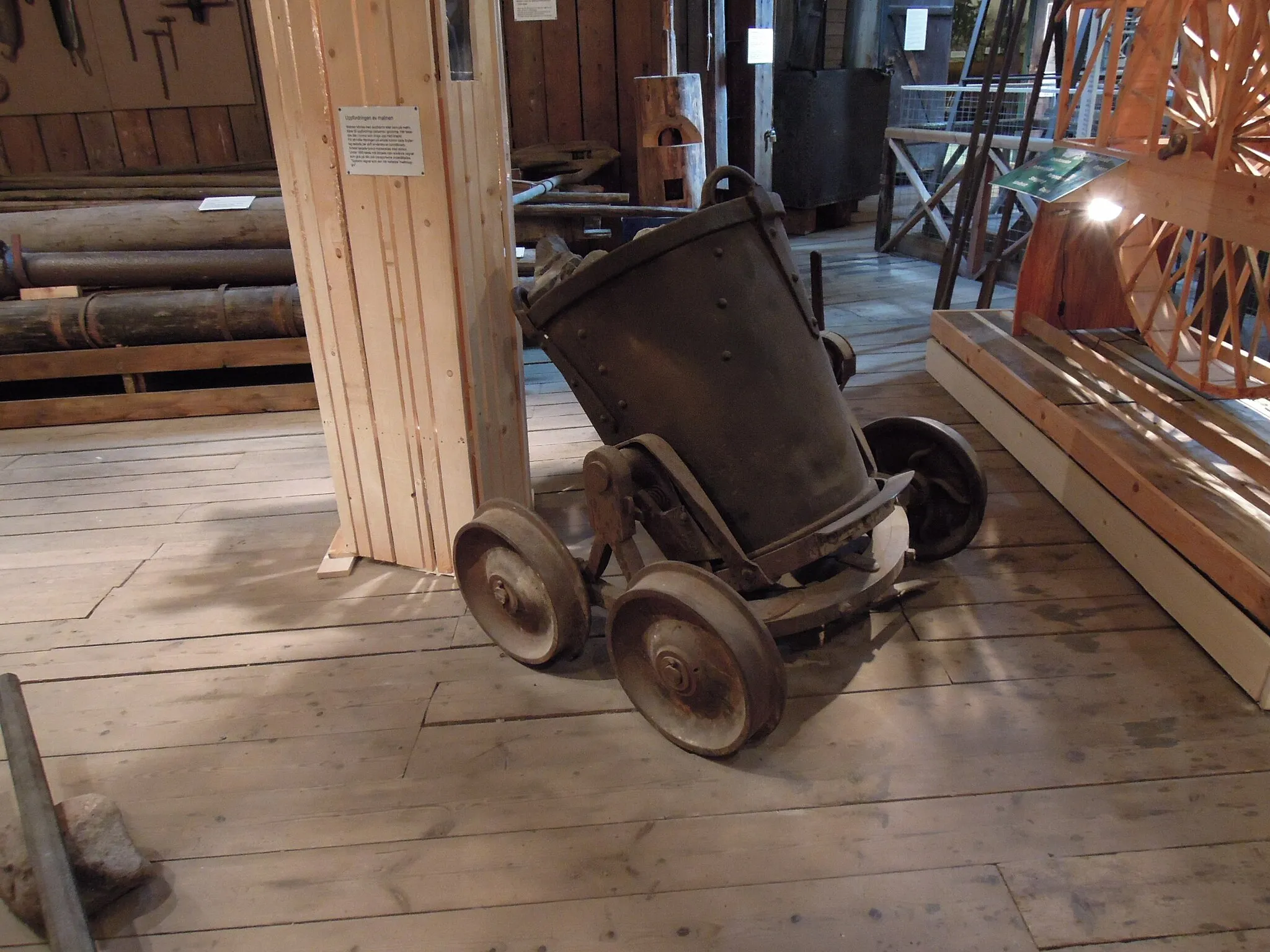 Photo showing: Interior of the mining museum of Norberg. Located on top of a mine shaft for water pumping in the Risbergs mine field, part of Mossgruveparken, Kärrgruvan, Norberg, Sweden. 2015