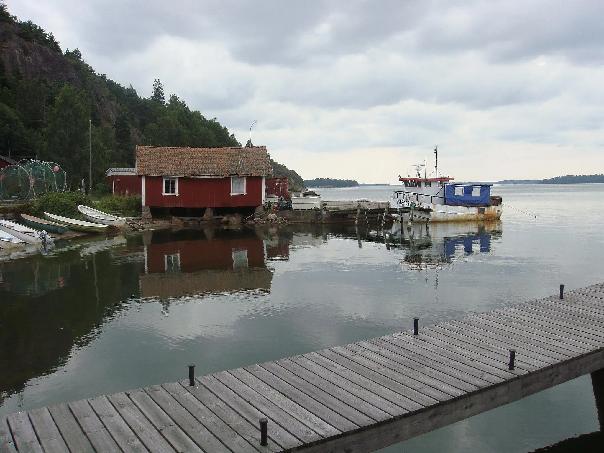 Photo showing: Kvarsebo brygga, var fordom Kvarsebo färjeläge, åtminstone sedan 1600-talet fram till 1959 gick färjan till Vikbolandet mellan Kvarsebo och Färjestaden, men då sträckan Säter - Skenäs var hälften så lång, flyttade man färjan dit, ca 2 km västerut längs Bråviken. Kvarsebo brygga var också fram till 1940-talets slut en bryggplats för den s k ångbåtstrafiken längs Bråvikens stränder, även om trafiken nog sköttes av motorbåtar den sista tiden.