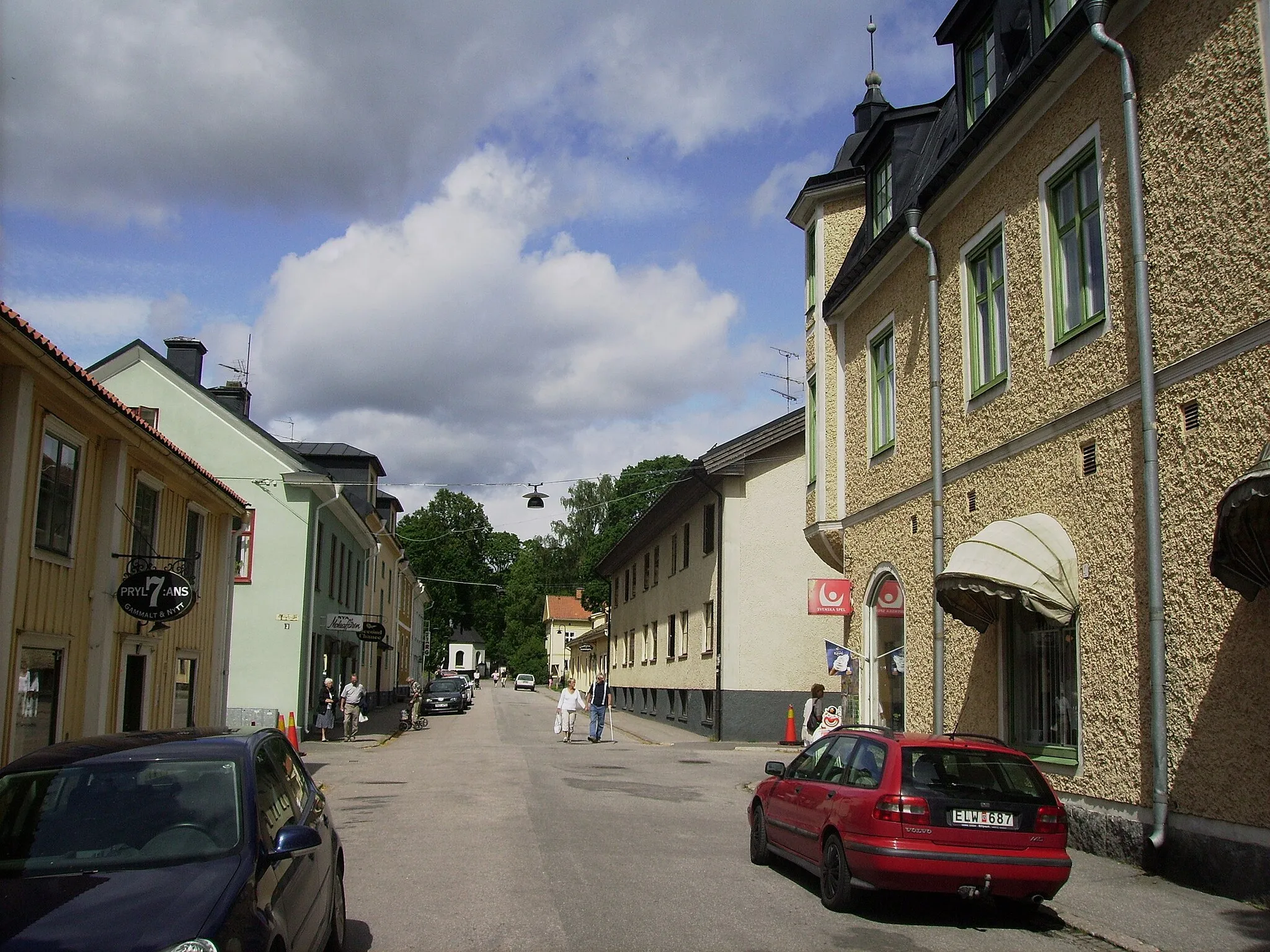 Photo showing: Minnessten i Malmköping över Kungl. Södermanlands regemente och generalen G A von Siegroth, rest och avtäckt den avtäckt 28 augusti 1927.
På minnesstenen sitter en medaljong i brons av regementschefen, översten sedermera generalen friherre Gustaf Adolf von Siegroth. Medaljongen är en kopia av Johan Tobias Sergels medaljong av von Siegroth. En medaljong i gips finns även på regementsofficersmässen samt en i brons på väggen i nedre trapphallen i kanslihuset i Strängnäs.
Minnesstenen står på en grund bestående av 99 stenar, alla hämtade från de städer och socknar som utgjorde Södermanlands regemente. Pelarna runt stenen symboliserar regementets åtta kompanier och järnkedjan dem emellan samhörigheten mellan förbandet och bygden.

Text på stenen: Friheree G S von Siegroth, F 1725 D 1802, general, chef för Kungl Södermanlands regemente 1771-1792, anordnade mötesplatsen Malma hed, grundlade Malmköping. Sörmlänningar reste stenen 1927.