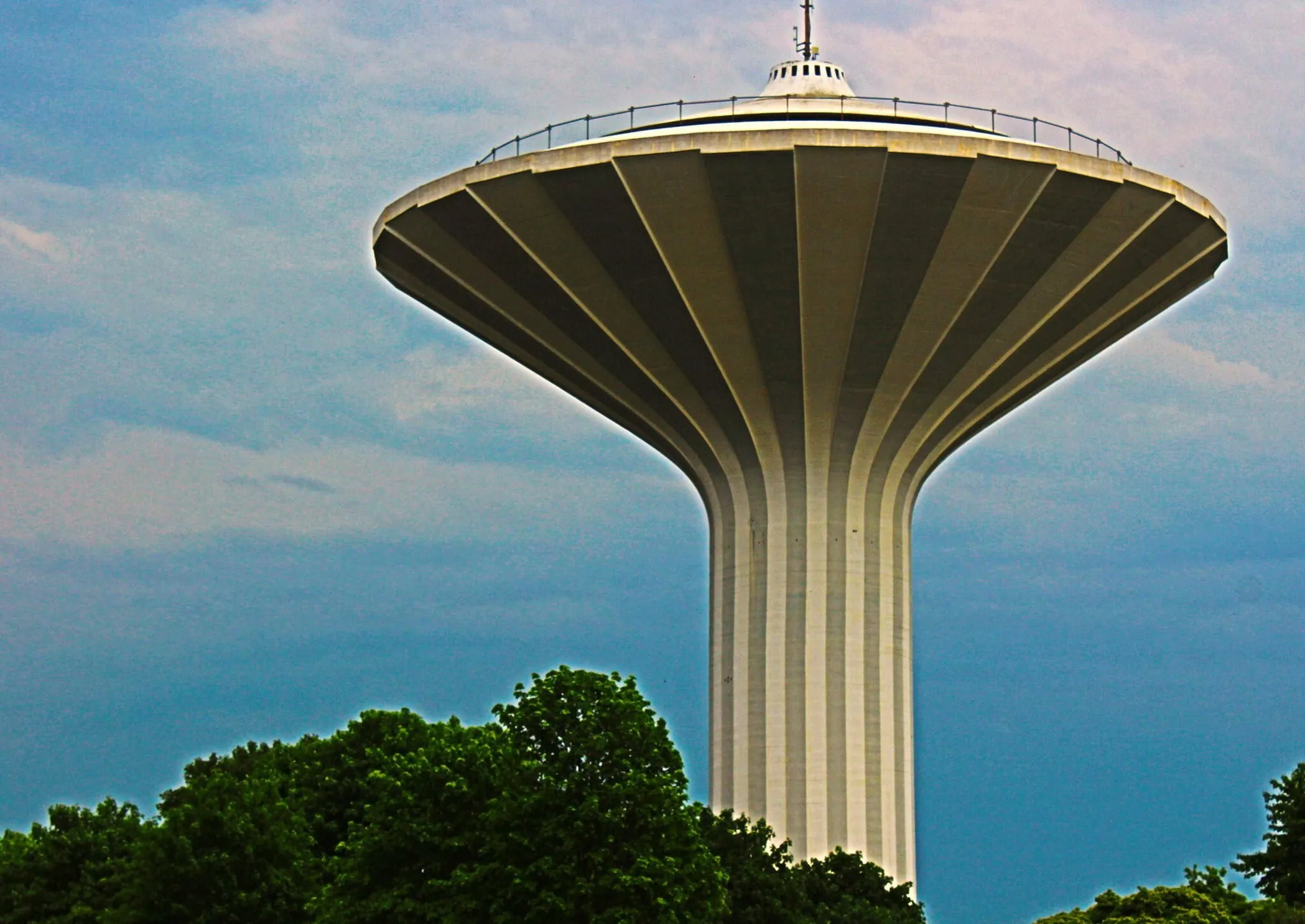 Photo showing: Mushroom-shaped, concrete water tower "Svampen", Örebro, Sweden