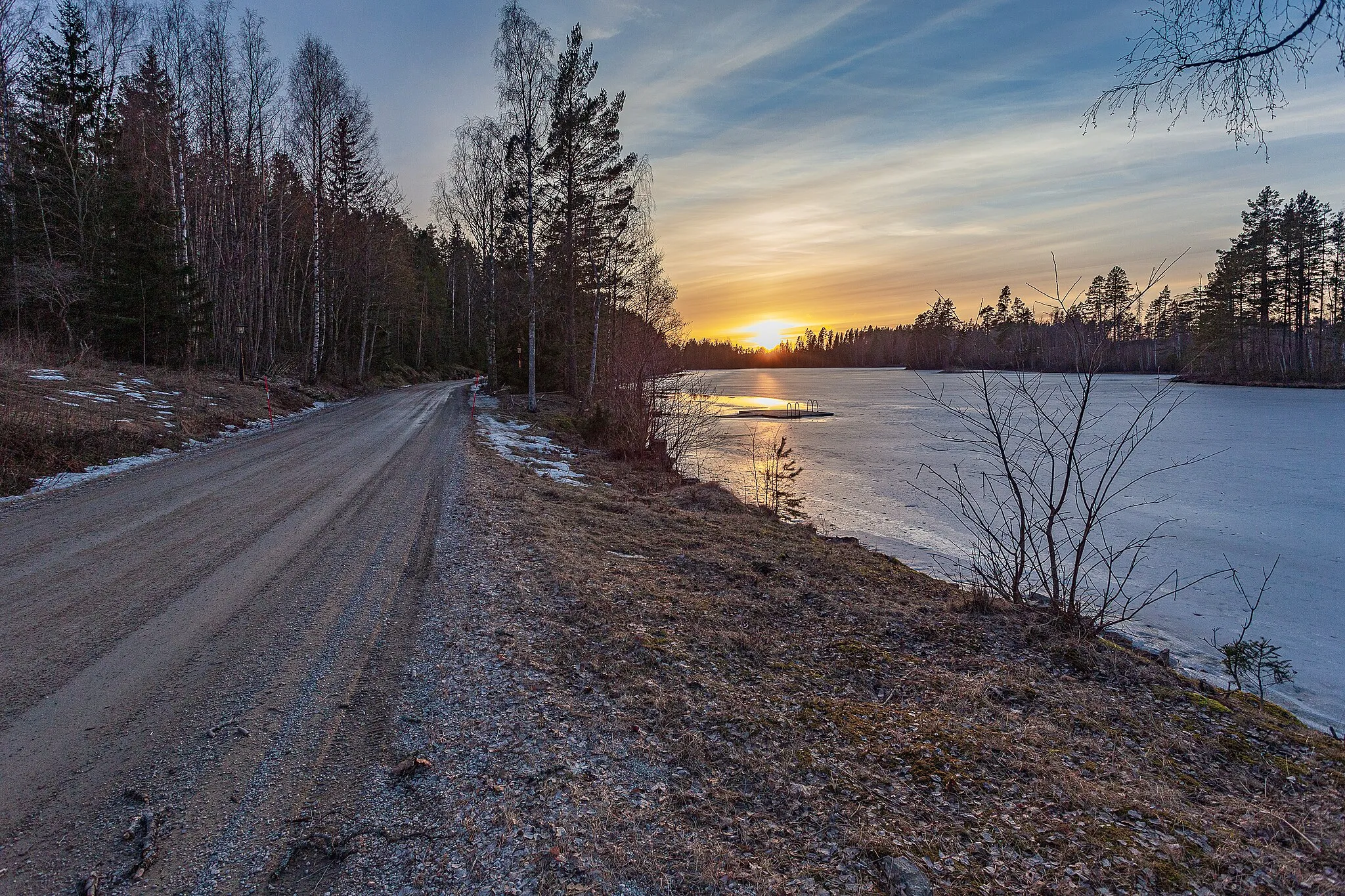 Photo showing: Länsväg U755 och Smedsjön. Norbergs kommun, Västmanlands län, Sverige.