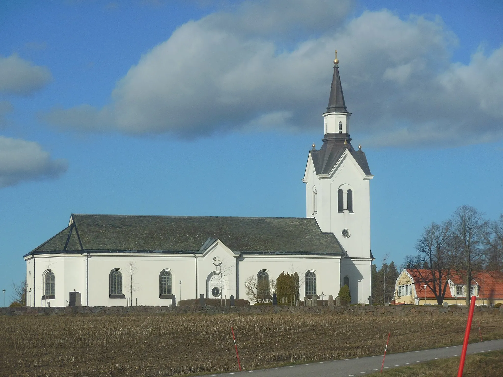 Photo showing: Högby kyrka våren 2020