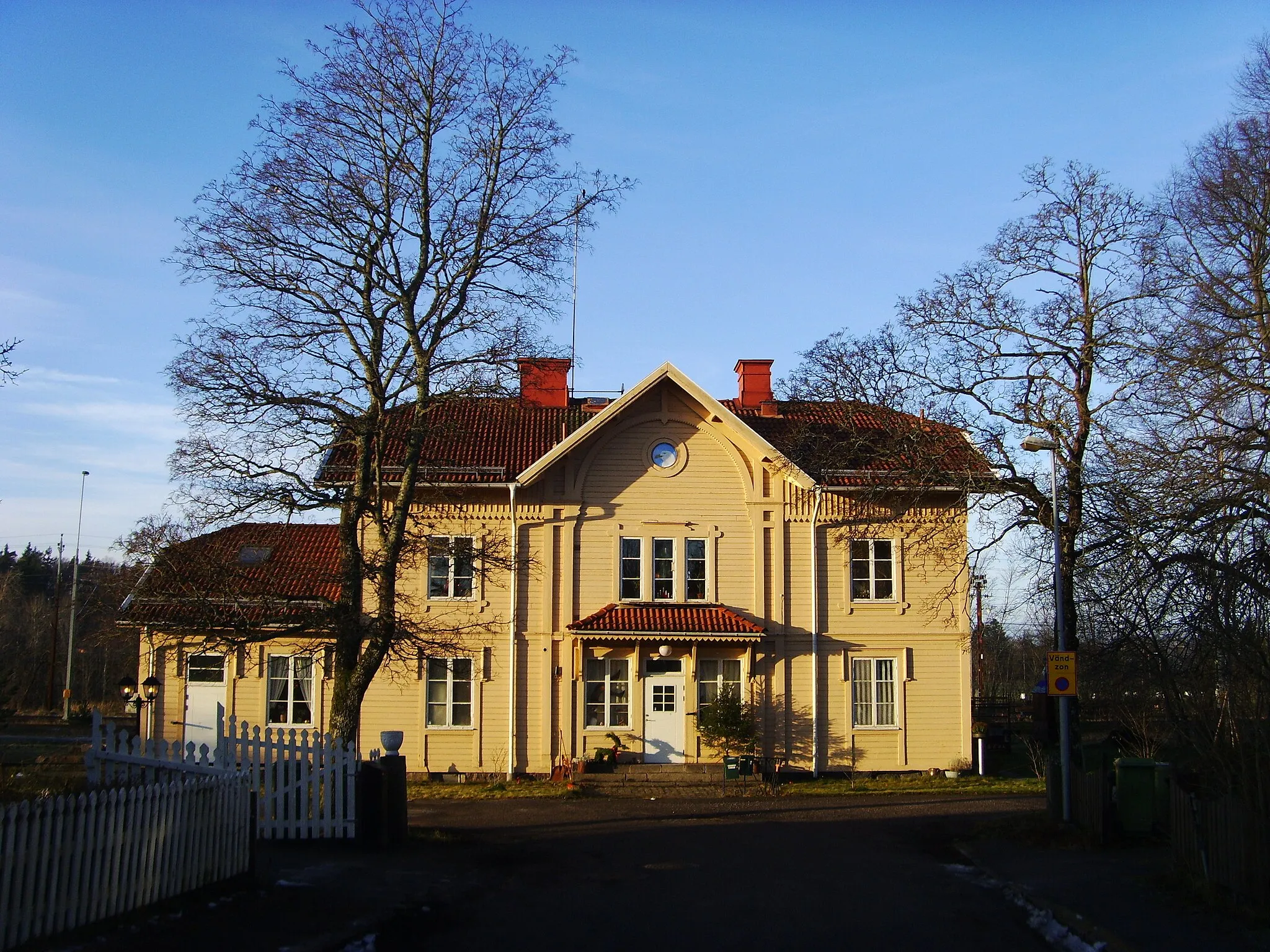 Photo showing: Kimstads stationsmiljö omfattar själva fd stationsbyggnaden och närbelägna bostäder åt personalen (Kimstad är en järnvägsknutpunkt för södra stambanan och linjen mot Skärblacka/Finspång), samt fr o m sensommaren 2009 även en nyöppnad pendeltågsstation.