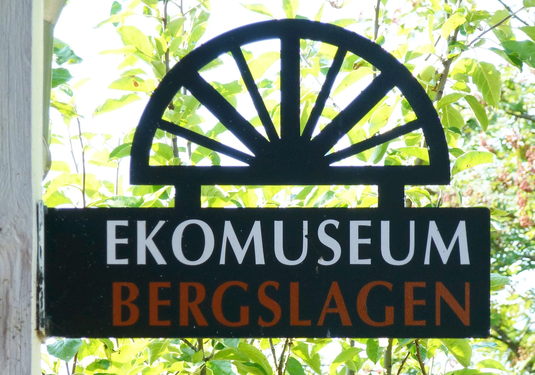 Photo showing: Flogbergets gruvor skylt: "Ekomuseum Bergslagen"