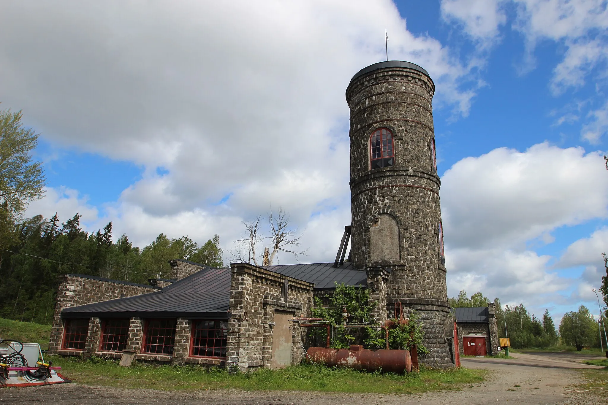 Photo showing: Headframe of the mine Gröndalsgruvan in the Klackberg mining fields, Norberg, Sweden.