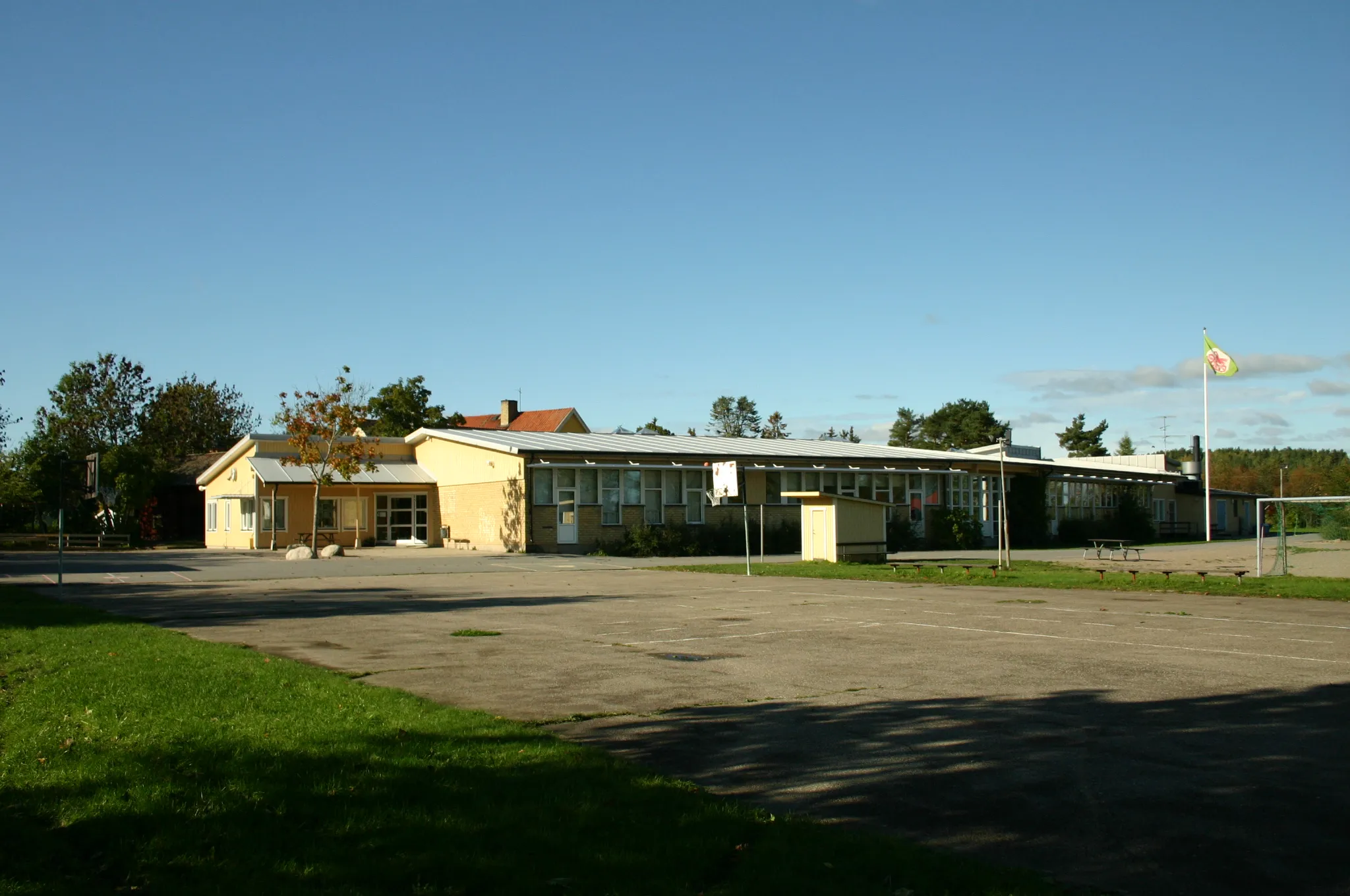 Photo showing: Skolstaskolan, the school of Skolsta. Skolsta, Enköping, Sweden. Picture created October 8 2006.