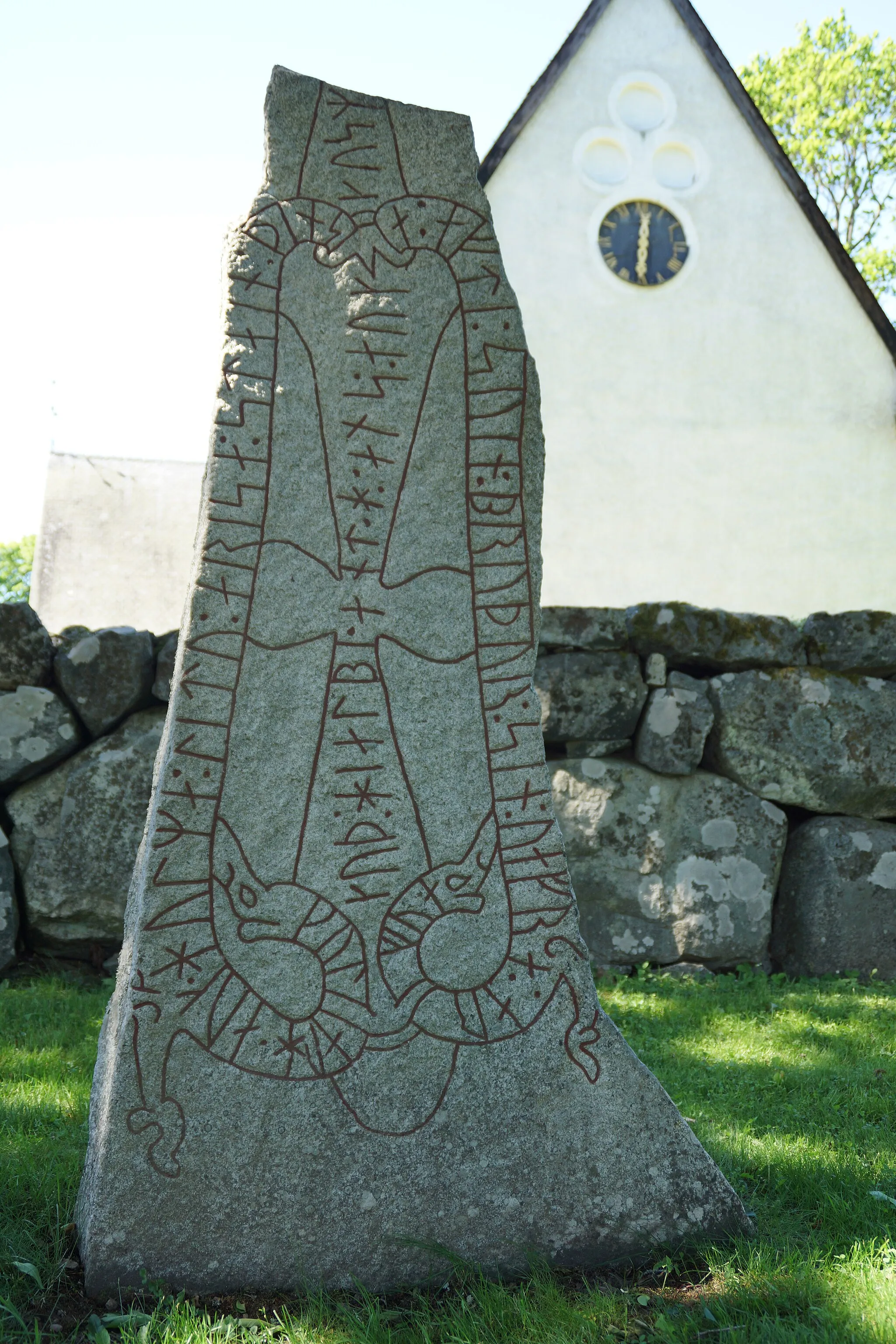 Photo showing: Runestone U 354, Lunda church,  Sigtuna municipality.
Gullaug and Holma had this stone raised in memory of Sveinn, their brother, Vafri's heir. May God and God's mother help his spirit.