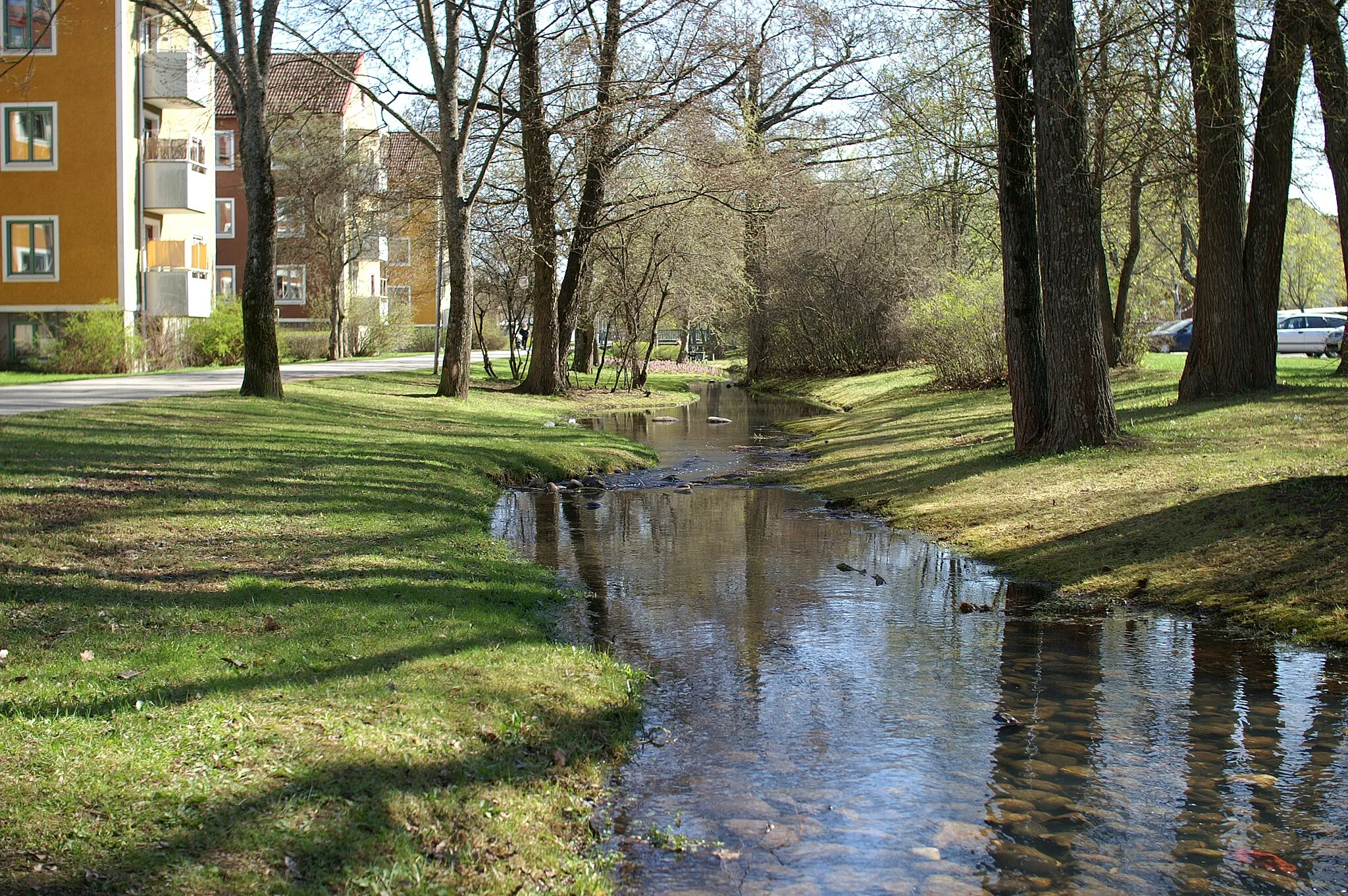 Photo showing: The stream Älvtomtabäcken in Rosta, Örebro, Sweden.