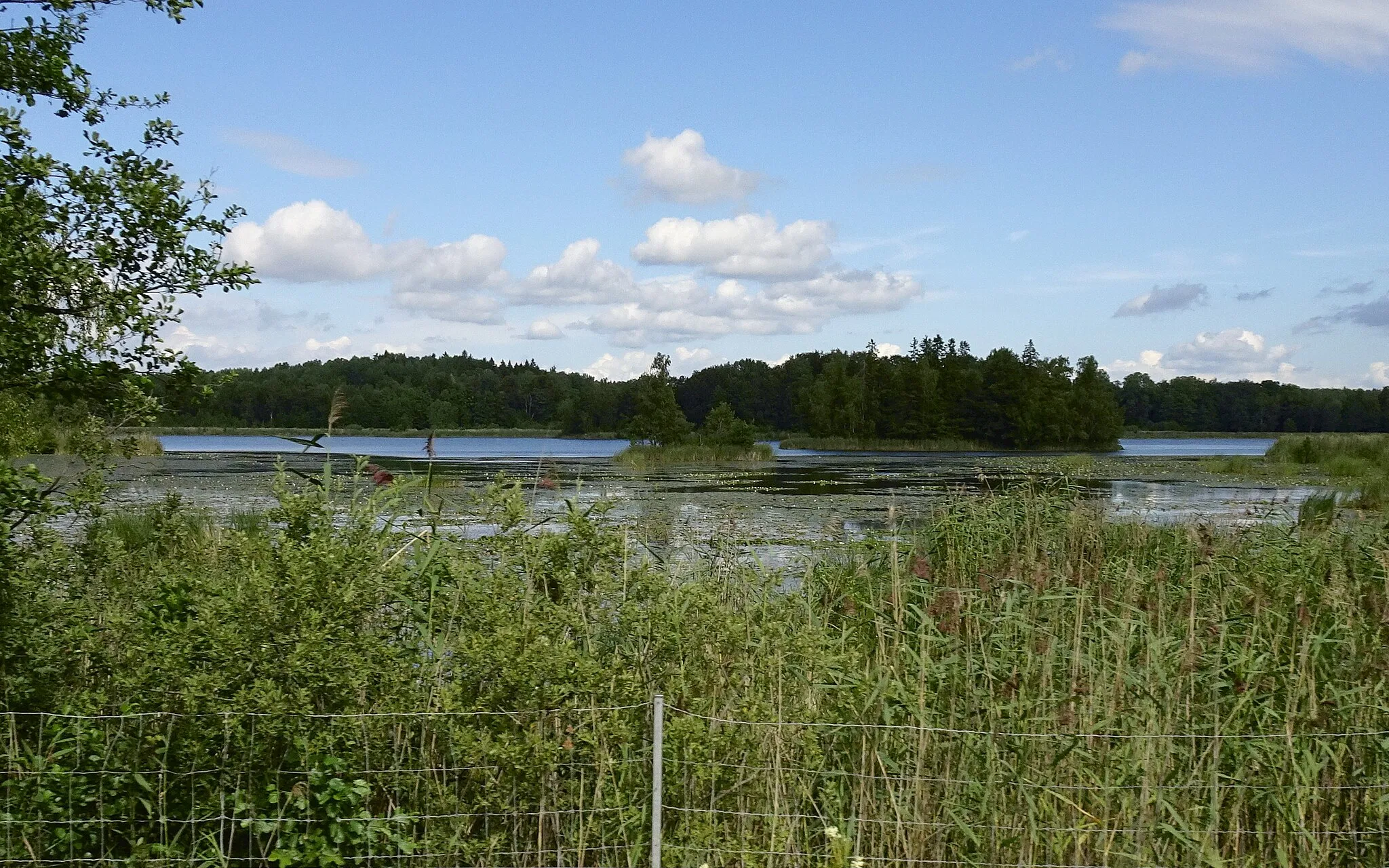 Photo showing: Lilla Måsnaren, vy från motorvägen E20