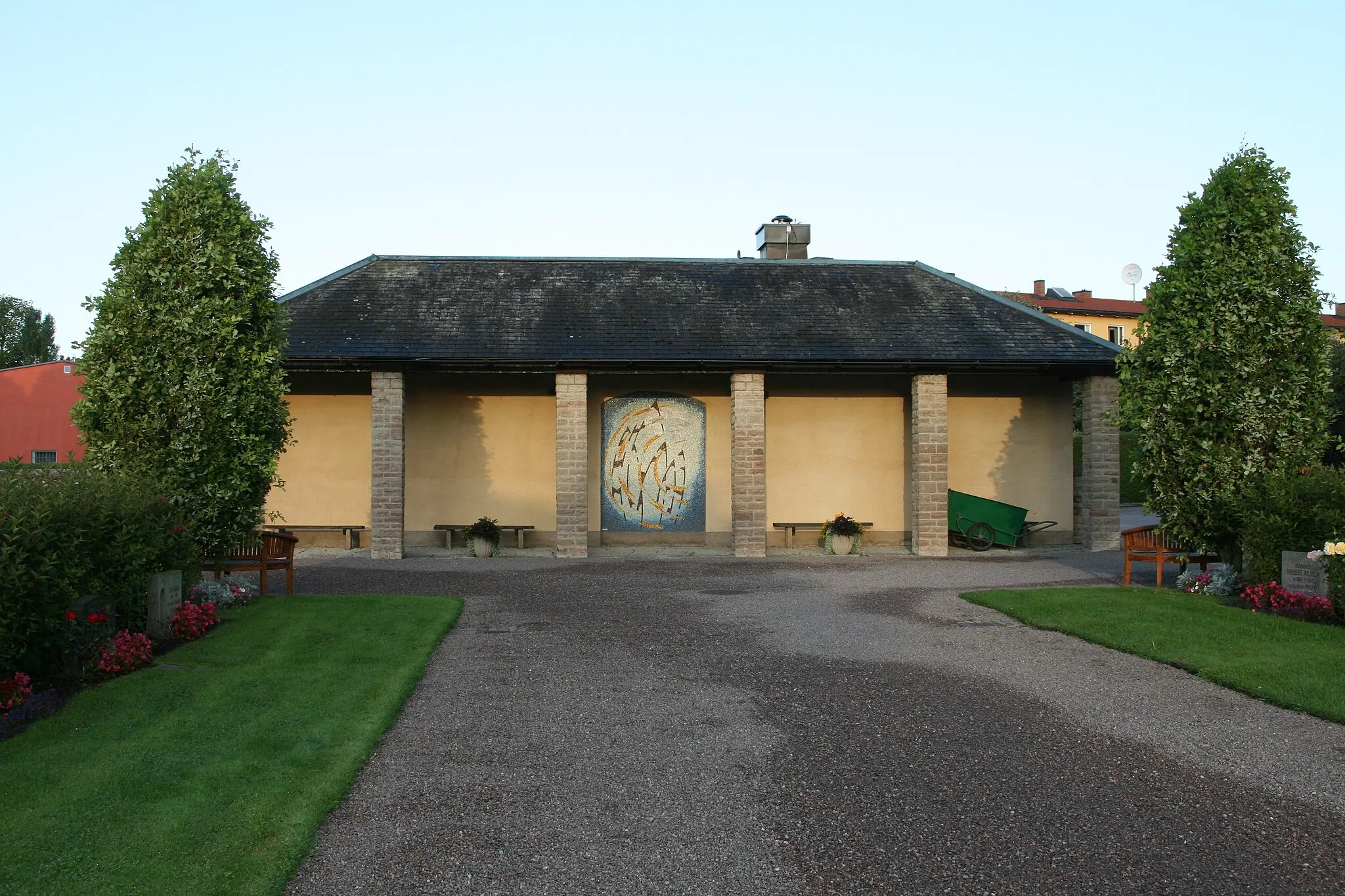 Photo showing: A building in the northwest corner of Linköping central cemetery, early in the morning.