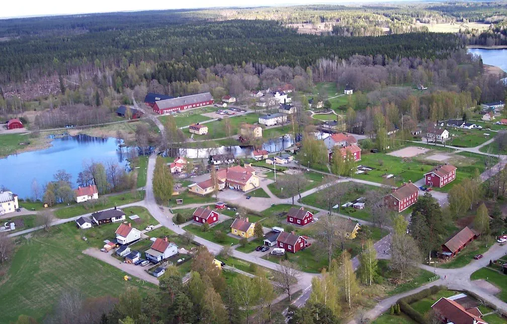 Photo showing: Östra delen av Färna med Färna herrgård i bakgrunden