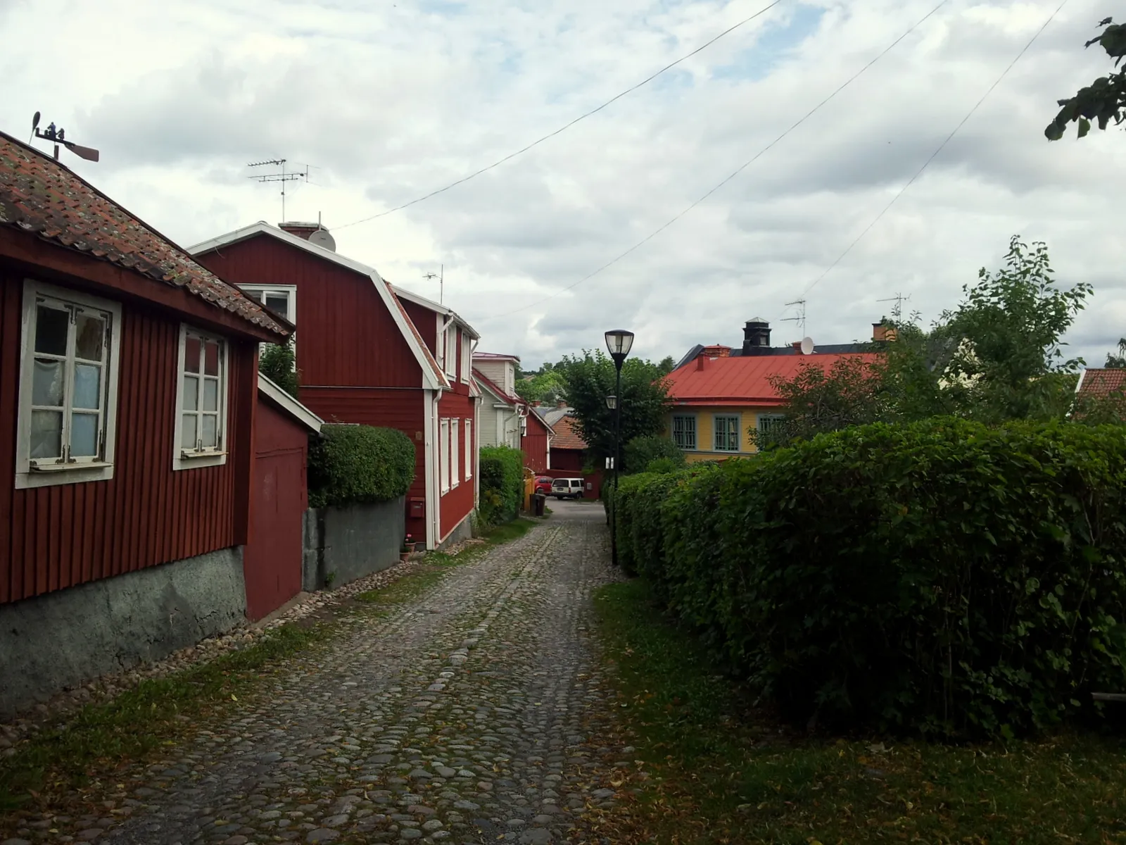 Photo showing: S:t Olofs gränd.  View towards Lilla gatan in Torshälla's old town.