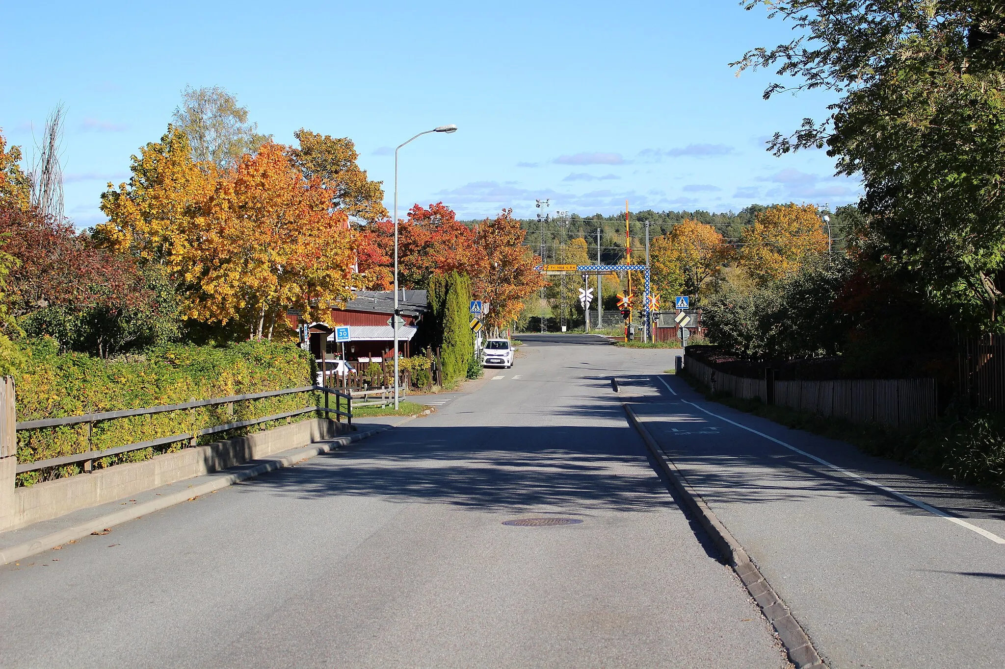 Photo showing: Gårdsvägen i Bergsbrunna mot järnvägsövergången i öster.