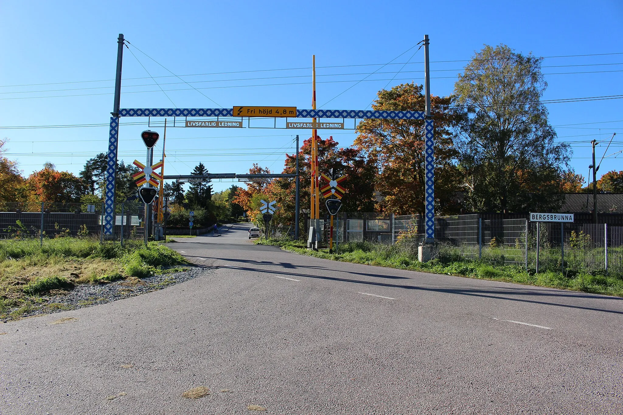 Photo showing: Gårdsvägen i Bergsbrunna mot järnvägsövergången i väster.