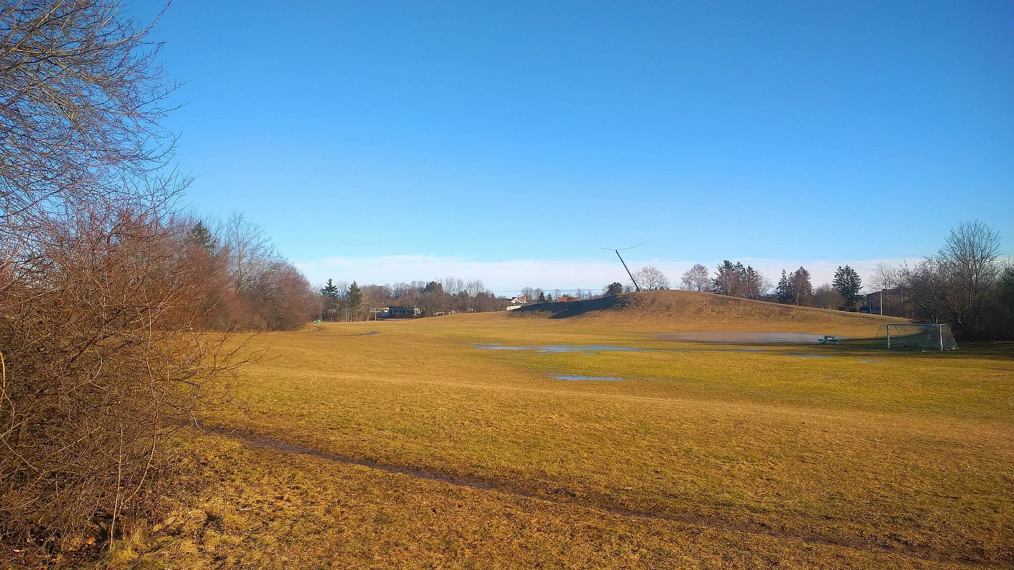 Photo showing: Photo of a field in the "Årstaparken" park located in Årsta, Uppsala.