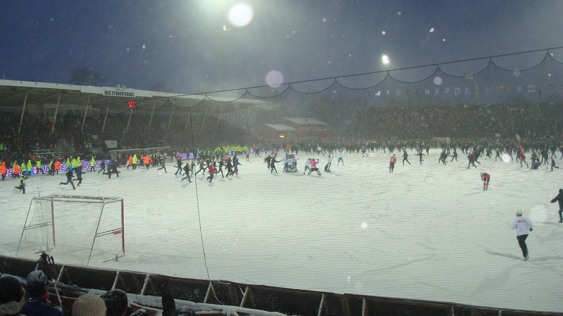 Photo showing: Hammarbyfans stormar planen precis efter slutsignalen.