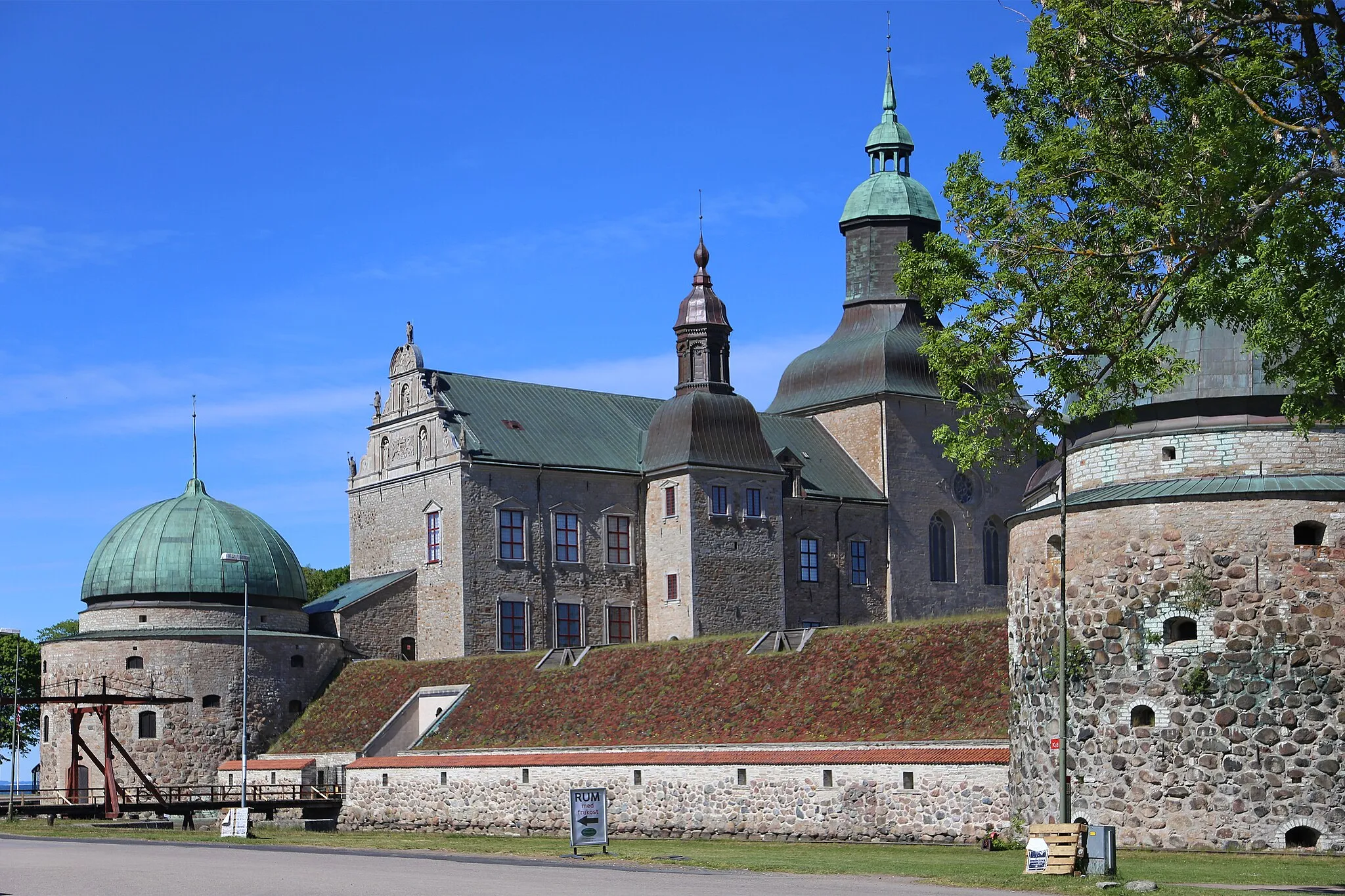 Photo showing: Vadstena Castle, a Swedish Renaissance castle from the 16th century. It is a square fortress with a moat.