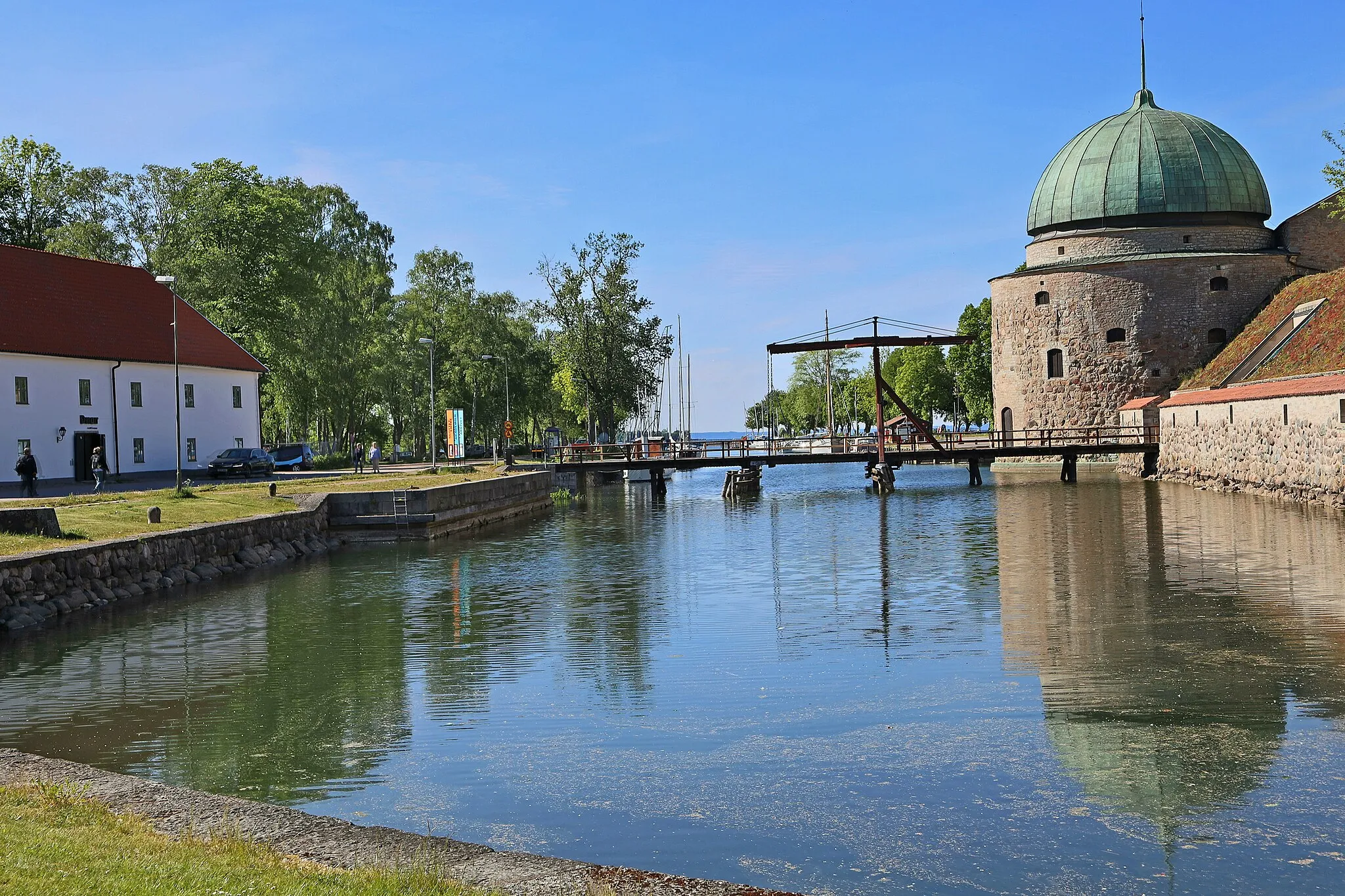 Photo showing: Vadstena Castle, a Swedish Renaissance castle from the 16th century. It is a square fortress with a moat.