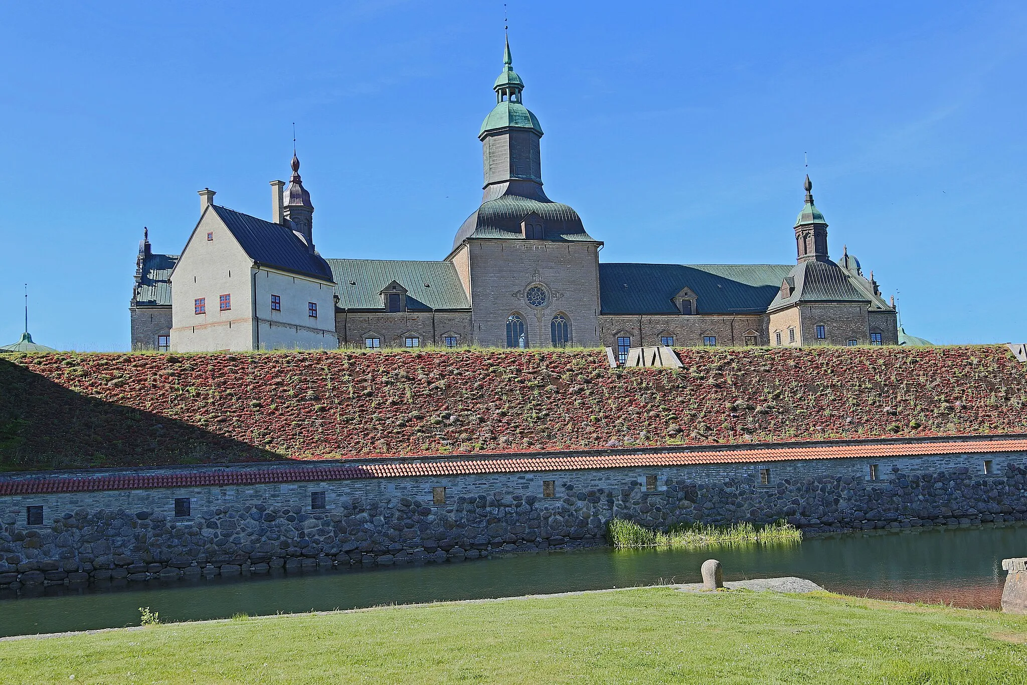 Photo showing: Vadstena Castle, a Swedish Renaissance castle from the 16th century. It is a square fortress with a moat.