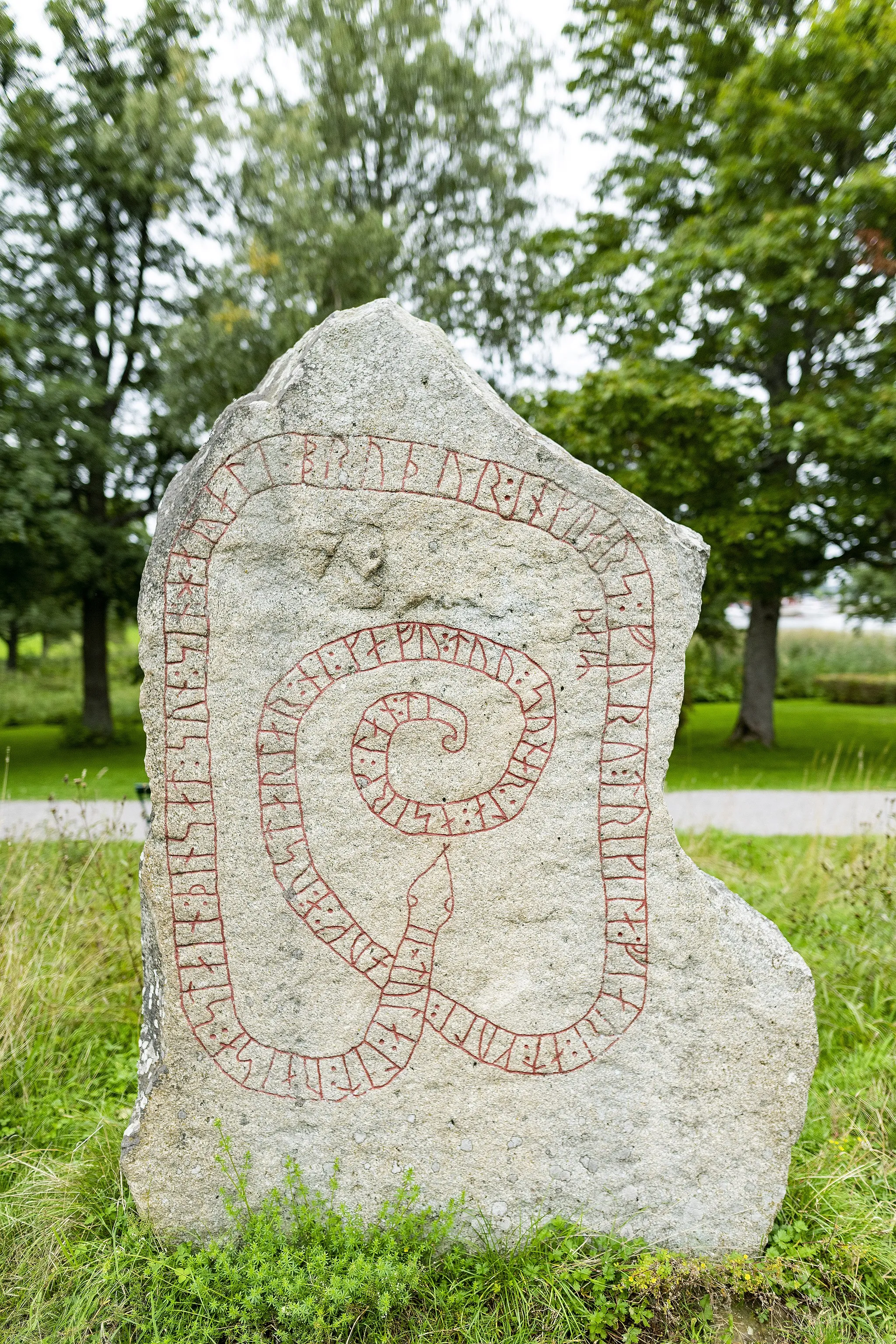 Photo showing: This is a picture of an archaeological site or a monument in Sweden, number c51d7a51-9583-40af-96f5-69ebe924f4b8 in the RAÄ Fornsök database.

It translates: "Tóla had this stone raised in memory of her son Haraldr, Ingvarr's brother. They travelled manfully far for gold, and in the east gave (food) to the eagle. (They) died in the south in Serkland."
