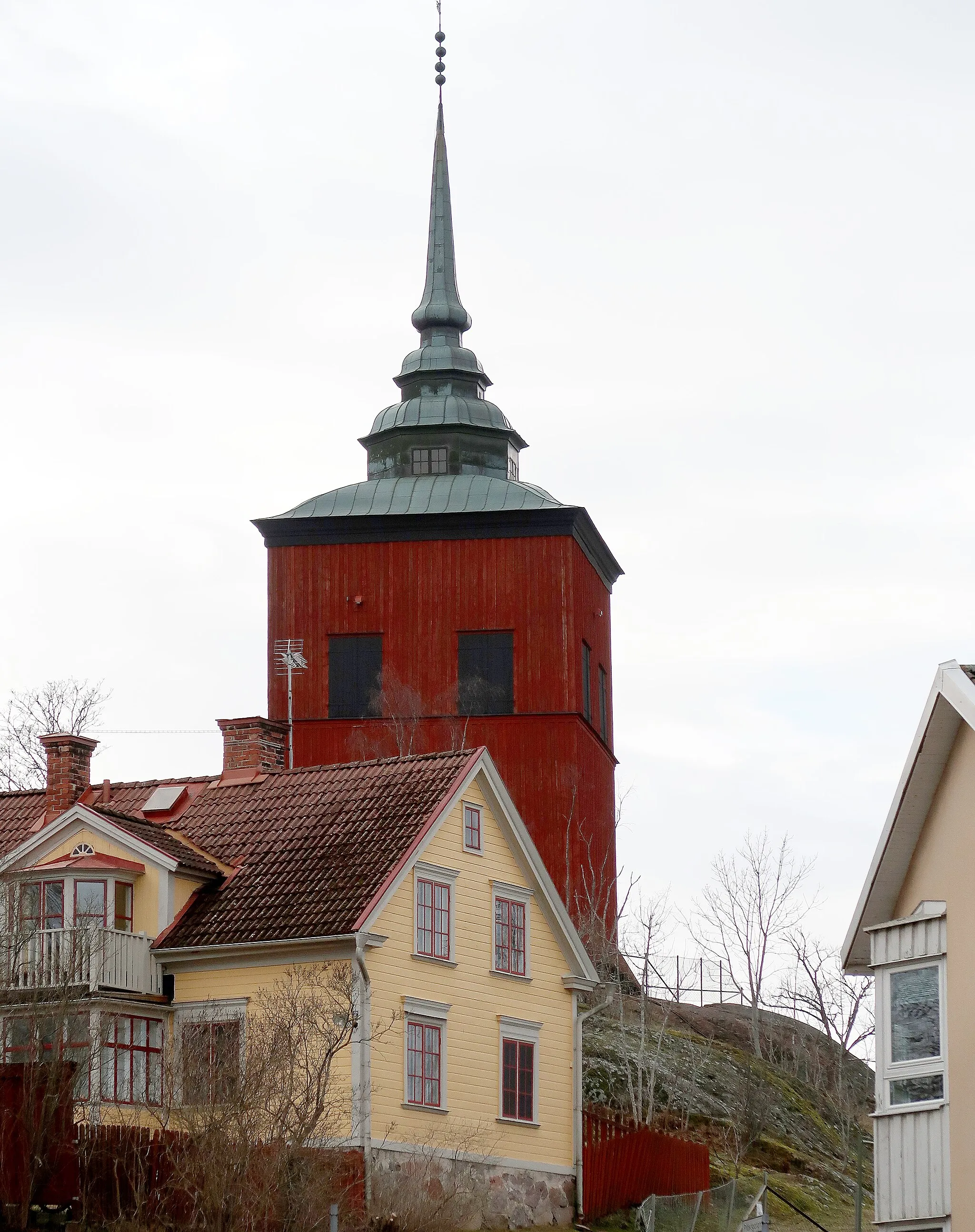 Photo showing: Västra klockstapeln, vy från Prästgatan 2019.