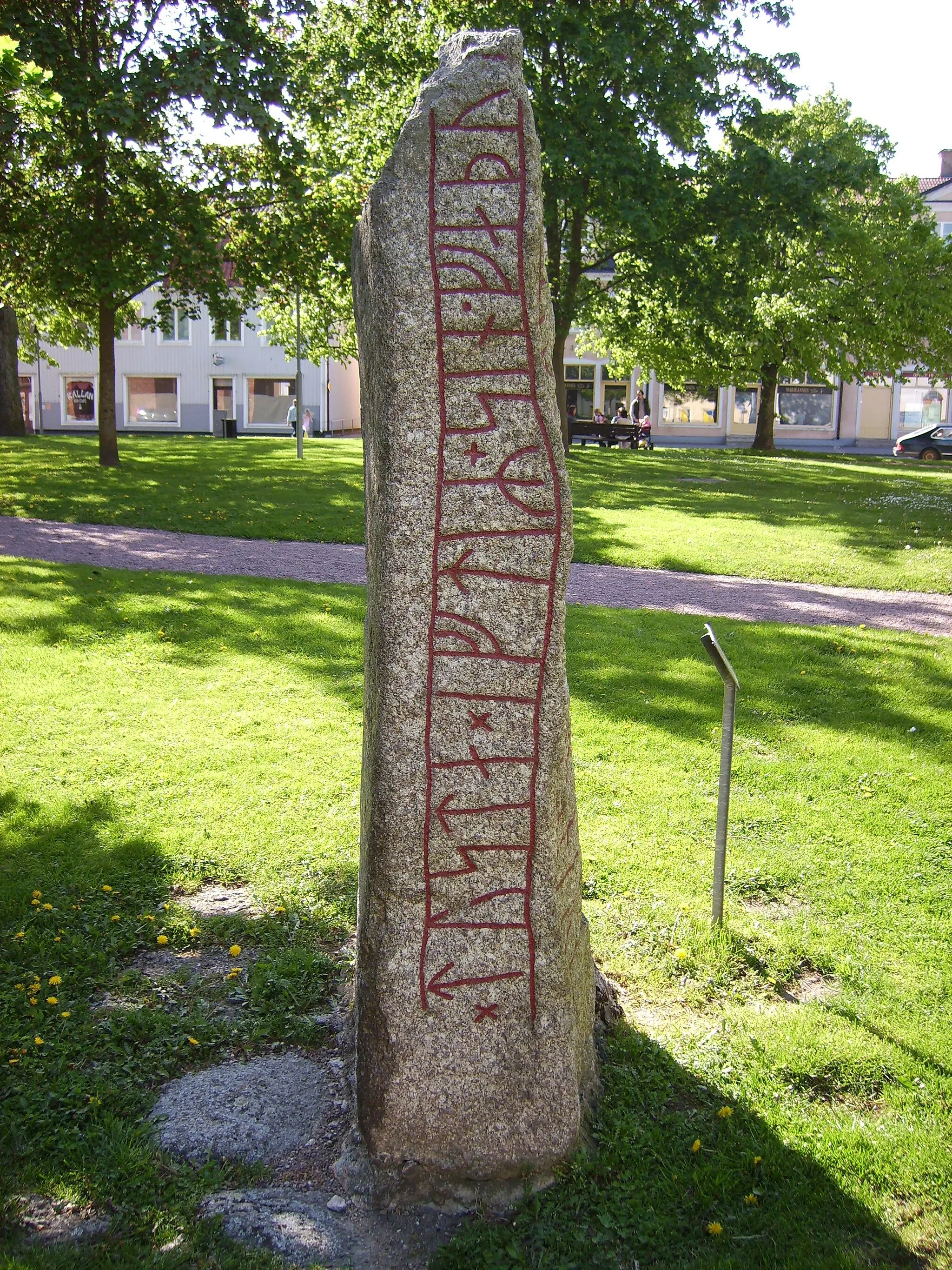 Photo showing: Rune stone, # Ög165, outside the church of Vårfrukyrkan, Skänninge, Östergötland, Sweden

The stone is 230 centimeters high and is probably carved in the 11th century.

This is a picture of an archaeological site or a monument in Sweden, number Skänninge 3:1 in the RAÄ Fornsök database.

Text
þurun * risti * auk × þiR × bruþr × suniR :
× tusta × iftiR * sin * faþur
× þurkil×k rist × stin : þansi : aufti : tusta :

Translation
Swedish
Torun reste
och de bröder
söner till Toste
efter sin fader.
Torkel ristade denna sten efter Toste

English
Torun and his brothers had this erected
sons of Toste, their father
Torkel carved this stone after Toste

(Approximate translation)