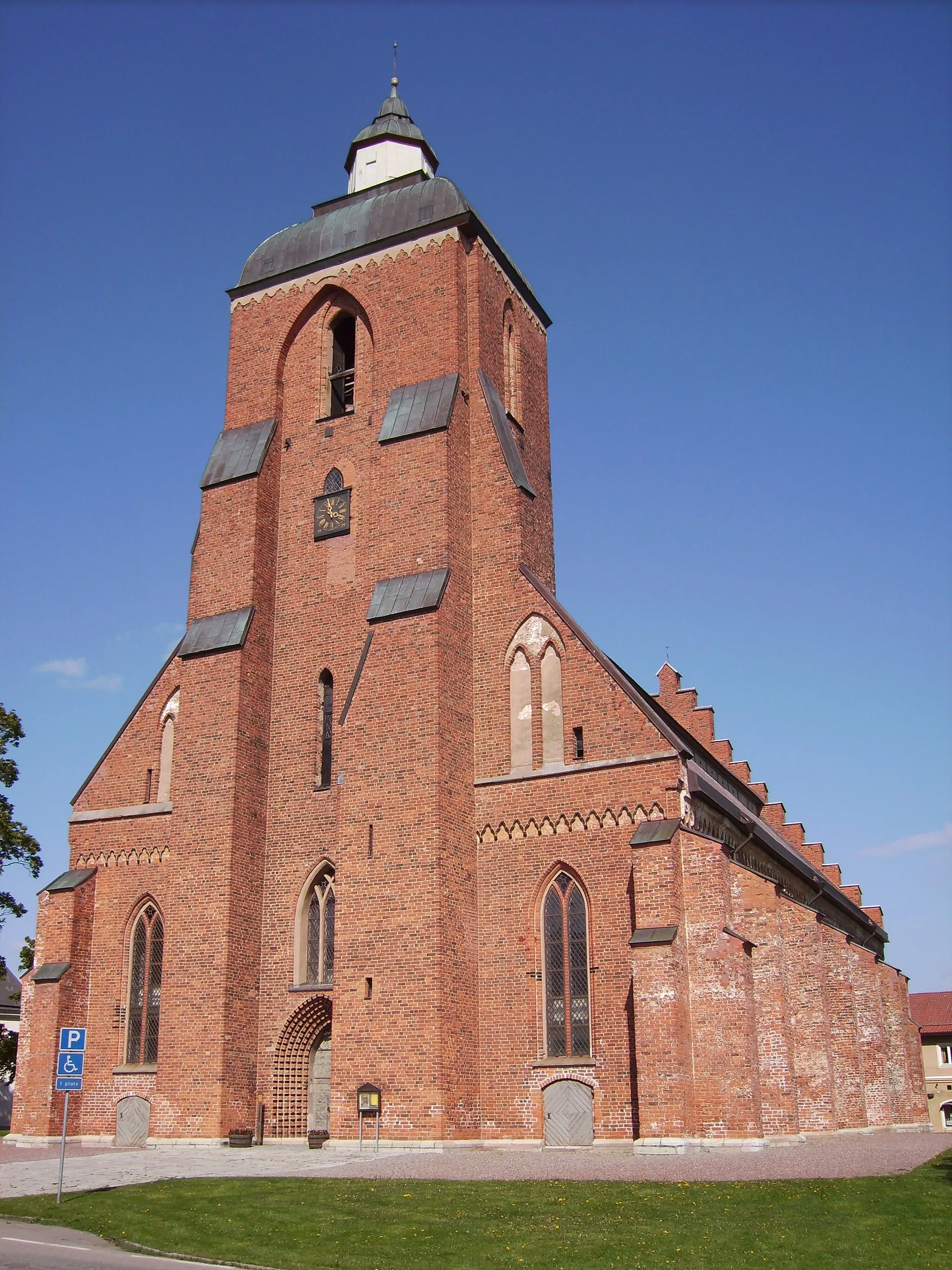 Photo showing: The Middle Age church ”Vårfrukyrkan” in Skänninge, built around 1300 by the German population in the town, the Swedish population had a different church, but after the Reformation this is the only church left in the town, churches and monasteries destroyed by the Swedish king Gustaf Vasa around 1550, when he need stones to his new castle in Vadstena.