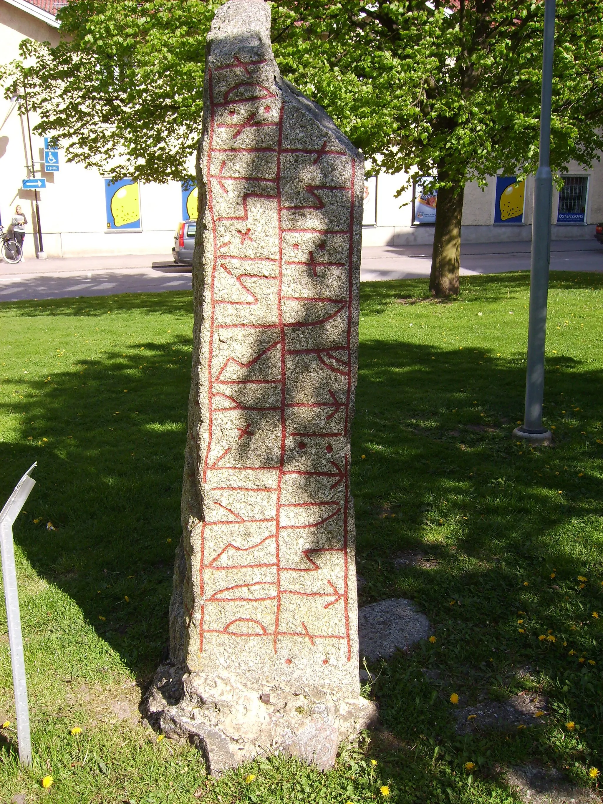 Photo showing: Rune stone, # Ög165, outside the church of Vårfrukyrkan, Skänninge, Östergötland, Sweden

The stone is 230 centimeters high and is probably carved in the 11th century.

This is a picture of an archaeological site or a monument in Sweden, number Skänninge 3:1 in the RAÄ Fornsök database.

Text
þurun * risti * auk × þiR × bruþr × suniR :
× tusta × iftiR * sin * faþur
× þurkil×k rist × stin : þansi : aufti : tusta :

Translation
Swedish
Torun reste
och de bröder
söner till Toste
efter sin fader.
Torkel ristade denna sten efter Toste

English
Torun and his brothers had this erected
sons of Toste, their father
Torkel carved this stone after Toste

(Approximate translation)