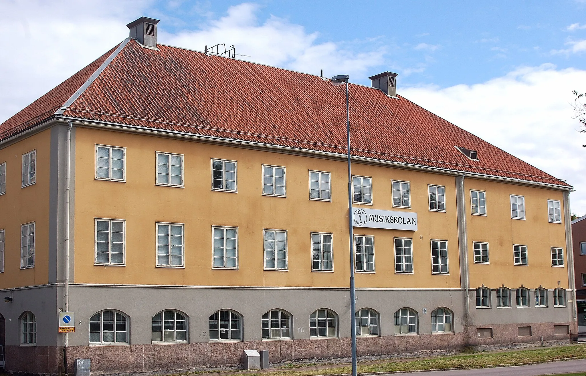 Photo showing: Kristinehamns Musikskola, ursprungligen Kungl. Hantverksskolan för blinda (vuxna) invigd 1923. Arkitekt: John Åkerlund