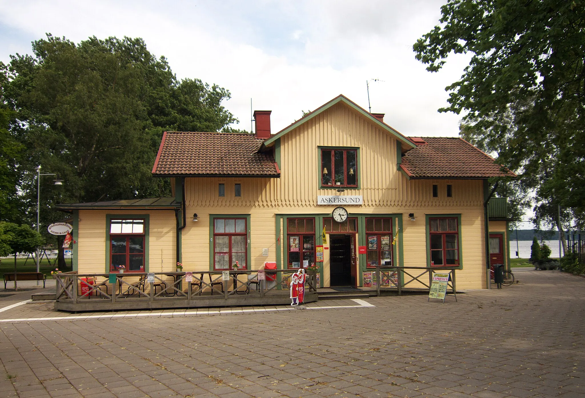 Photo showing: Askersund former railway station - now a café