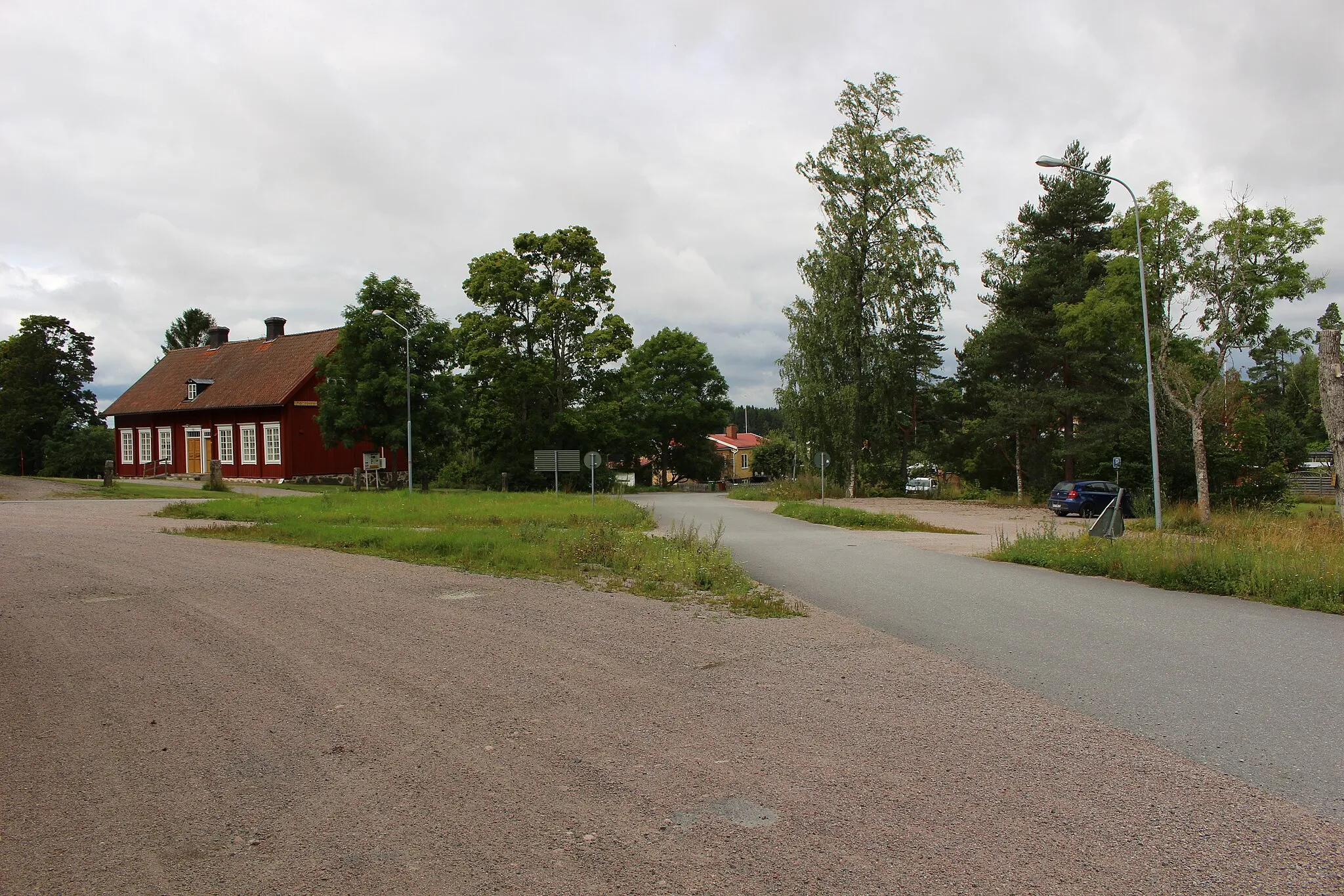 Photo showing: Vy mot väster i Vendel. Mariebergs gamla skola till vänster.