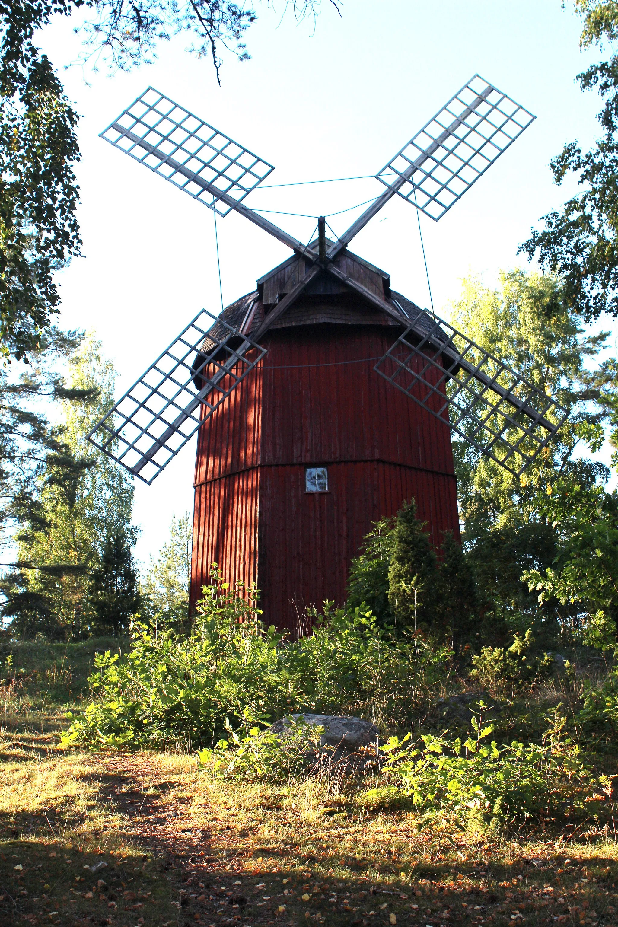 Photo showing: Wind mill at Hovgårdsberg, Tierps municipality, Sweden