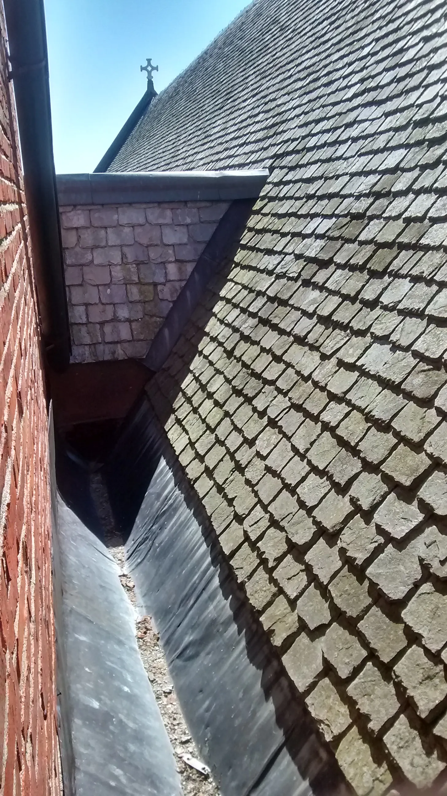 Photo showing: The roof between the main tower(to the left) and the main roof.