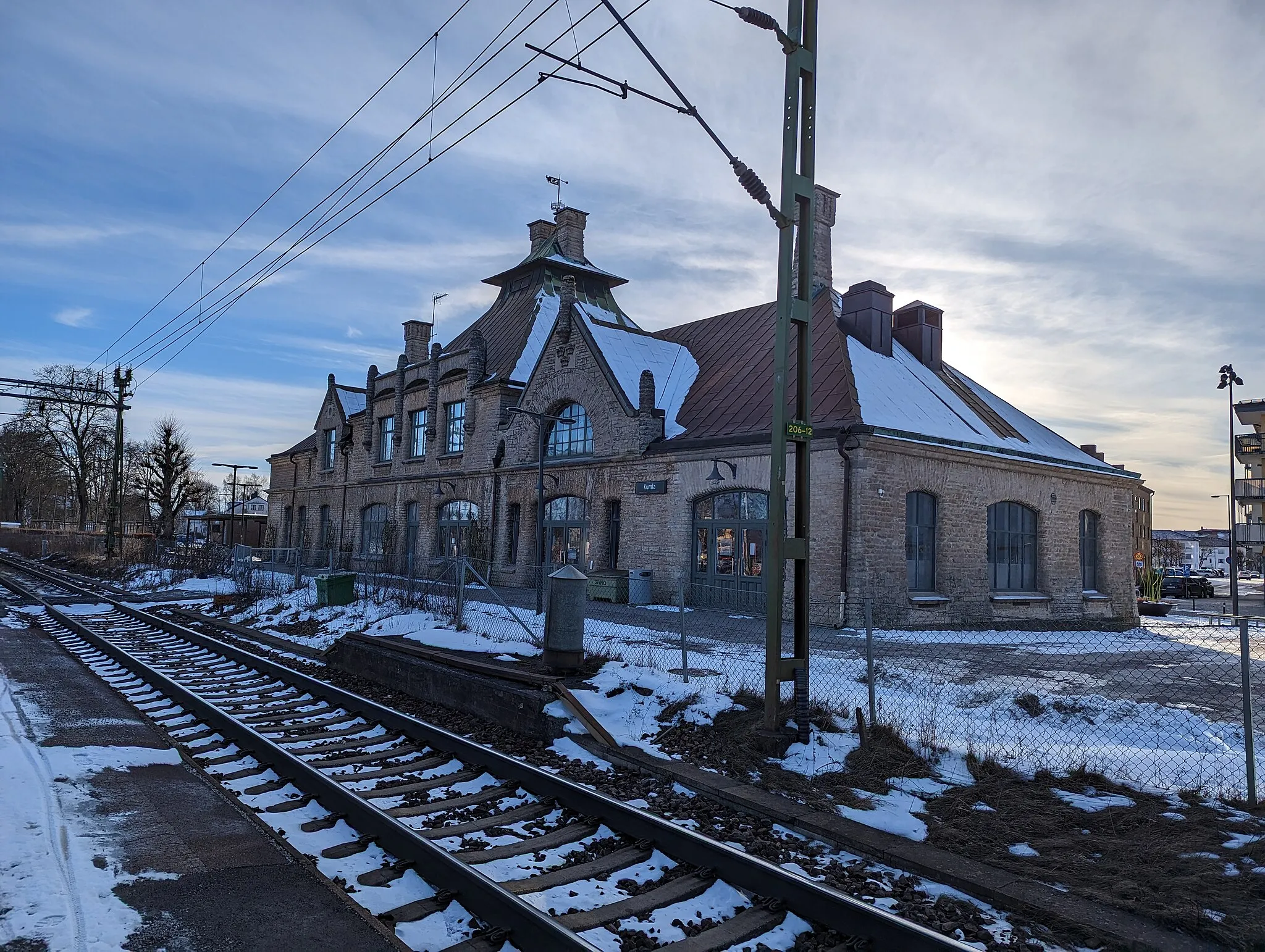 Photo showing: Kumla station den 12 mars 2023. Stationshuset fotat från plattformen.