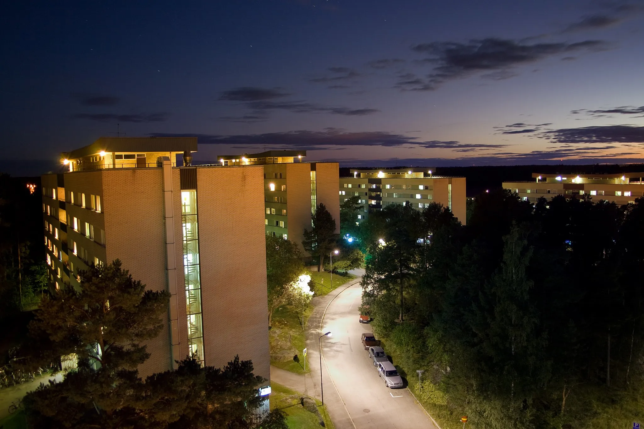 Photo showing: Photo of the street Sernanders väg taken from the roof of house 8 in Flogsta, Uppsala, Sweden.